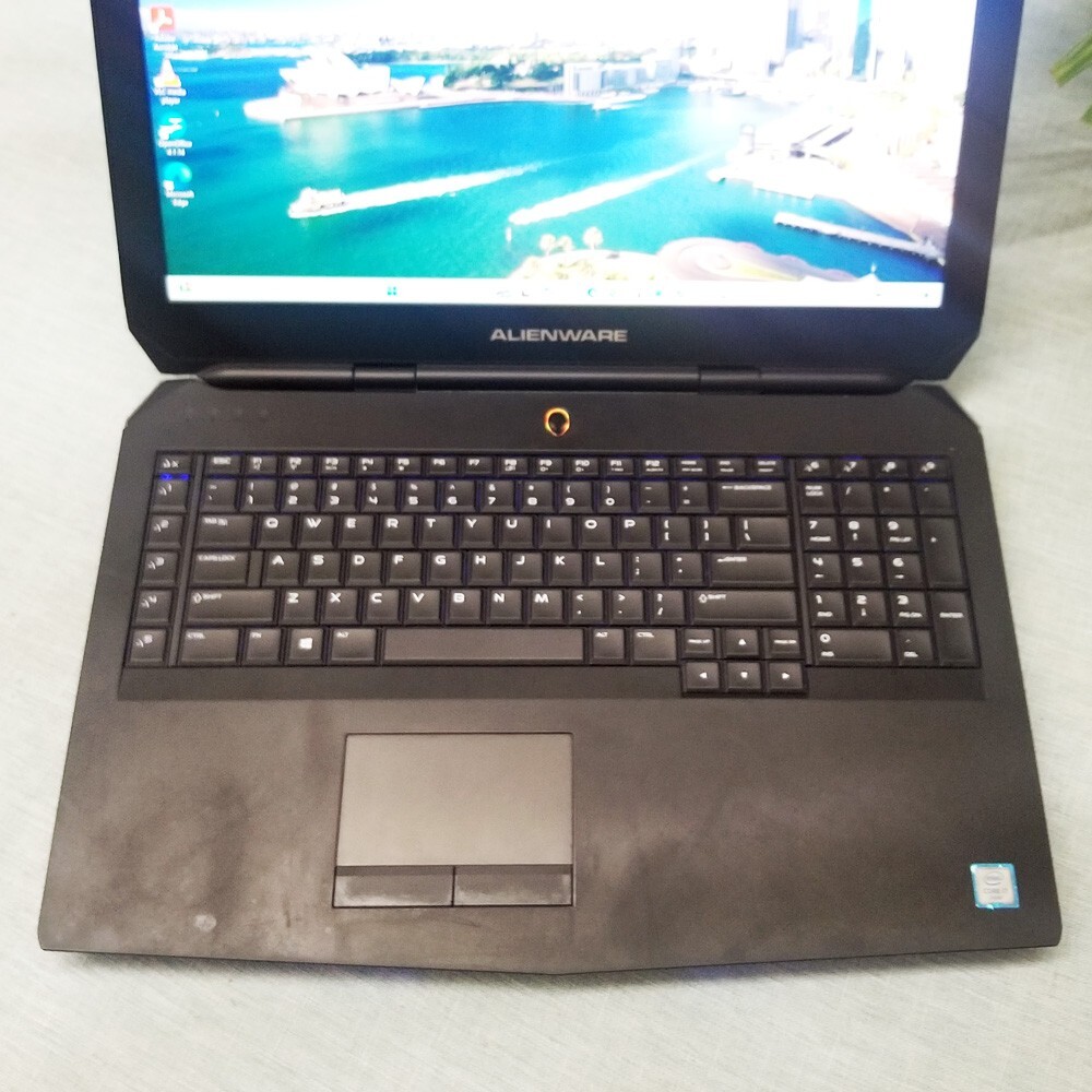 Alienware 17 R3 i7-6700HQ GTX 970M 16 GB Ram 128GB SSD 1 TB HDD 4K Screen Win 11