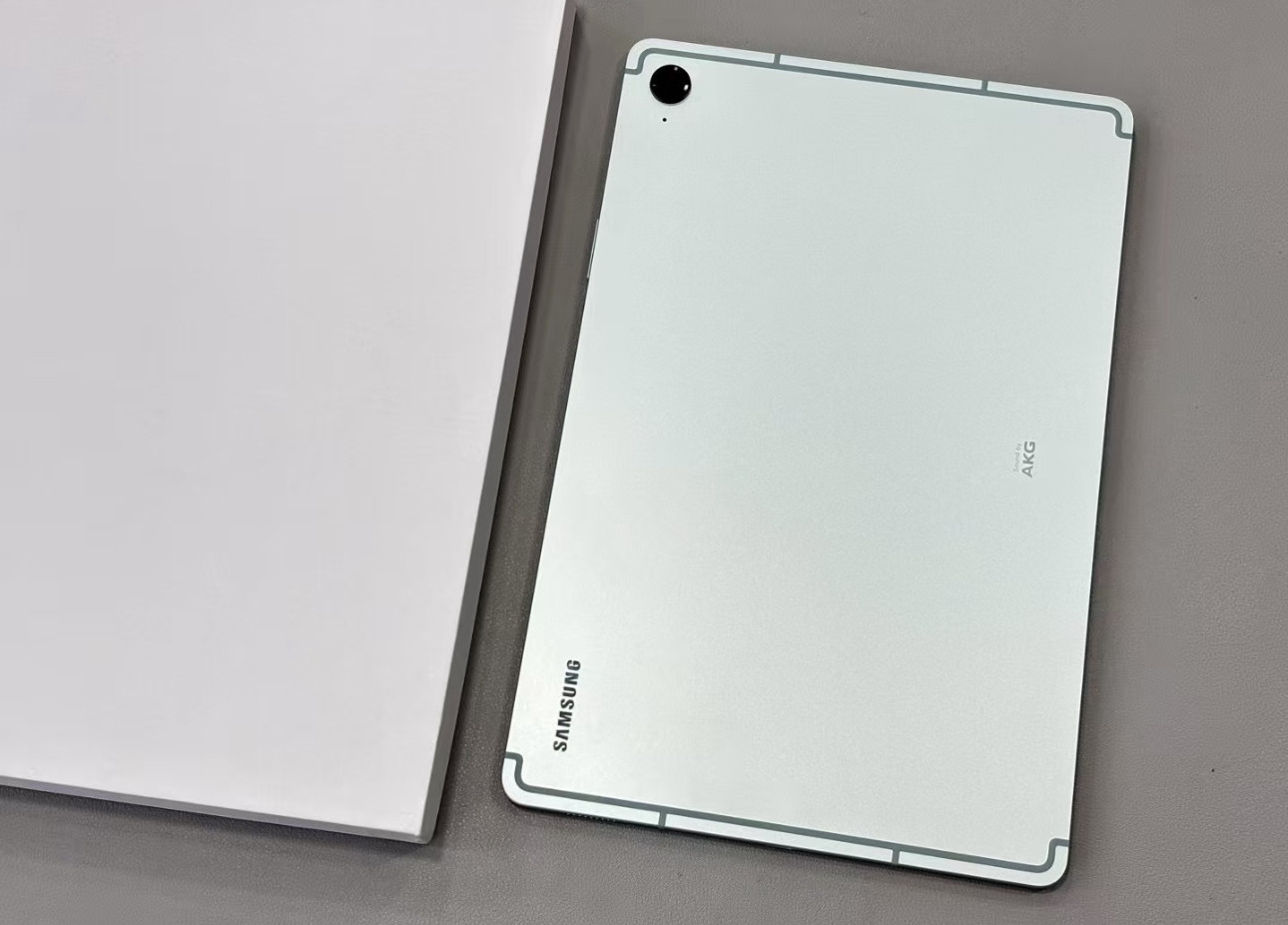 Samsung Galaxy Tab S9 FE 10.9″ 120Hz LCD Snapdragon 7 Gen 1 Wi-Fi Tablet