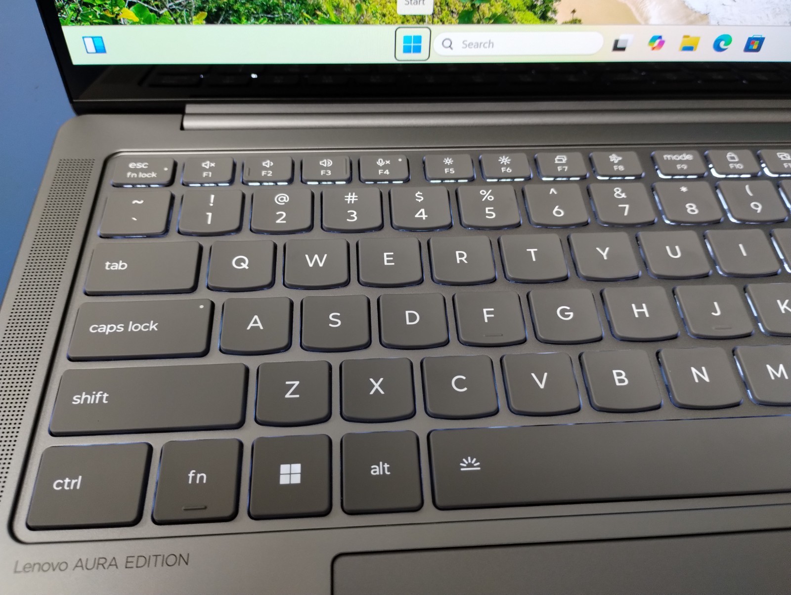 Lenovo Slim 7 14ILL10, Intel Core Ultra 7 258V, 2.20 GHz, 32 GB RAM, 1 TB NVMe