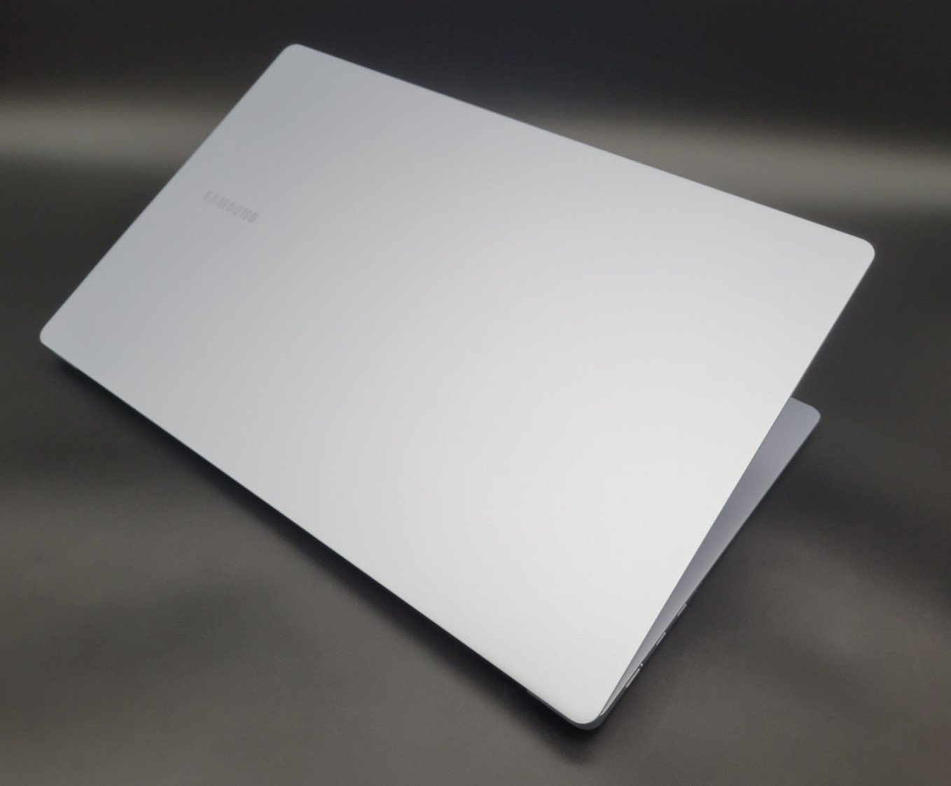 Samsung Galaxy Book4 Edge 15.6″ Snapdragon X 16GB RAM 512GB SSD Sapphire Blue