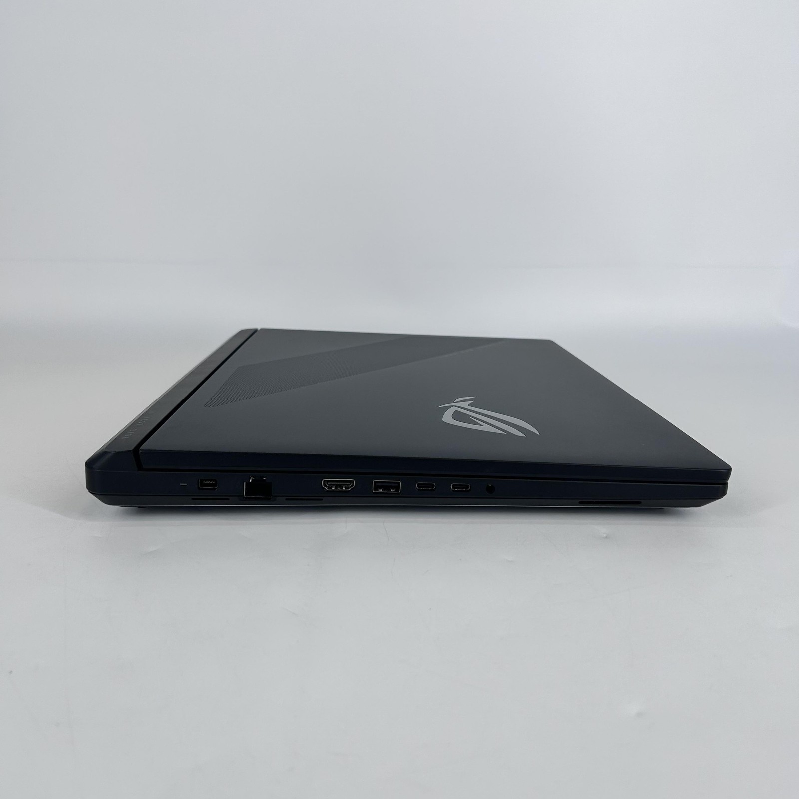 Asus ROG Strix Scar 18 G835 240Hz QHD+ 2.7 GHz Ultra 9 275HX 32GB 2TB RTX 5090