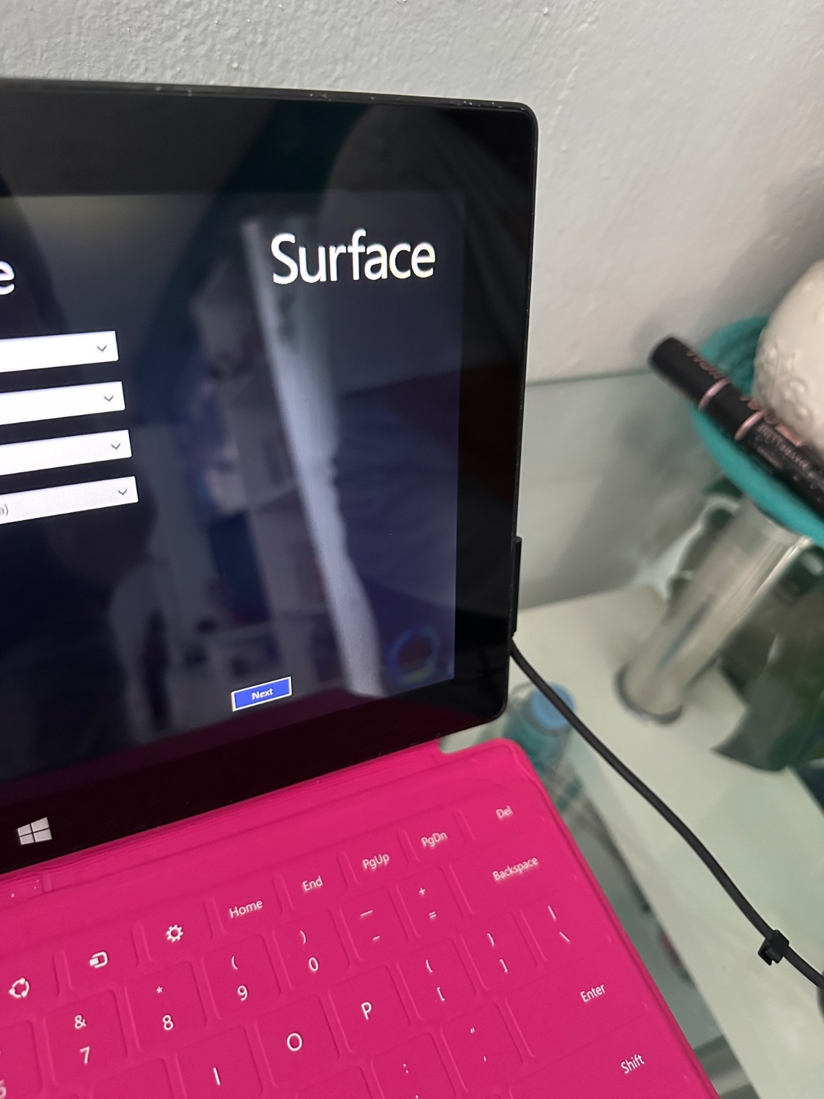 Microsoft Surface RT 32GB 2.00 GB RAM 3 Quad Core cpu 1.30GHZ NEEDS NEW BATTERY