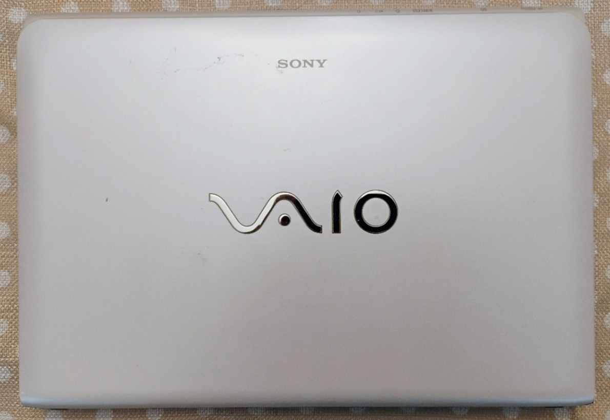 Sony SVE14118FXW Laptop – Win 10 Home/Intel Core i5/8GB RAM/750GB HD