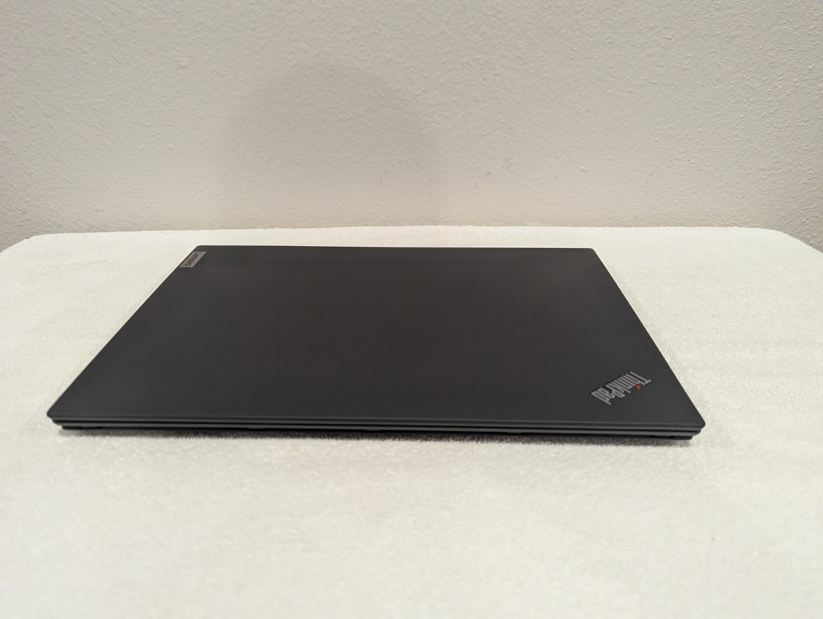 Two Thinkpad T14s gen 2 Chassis & Monitor