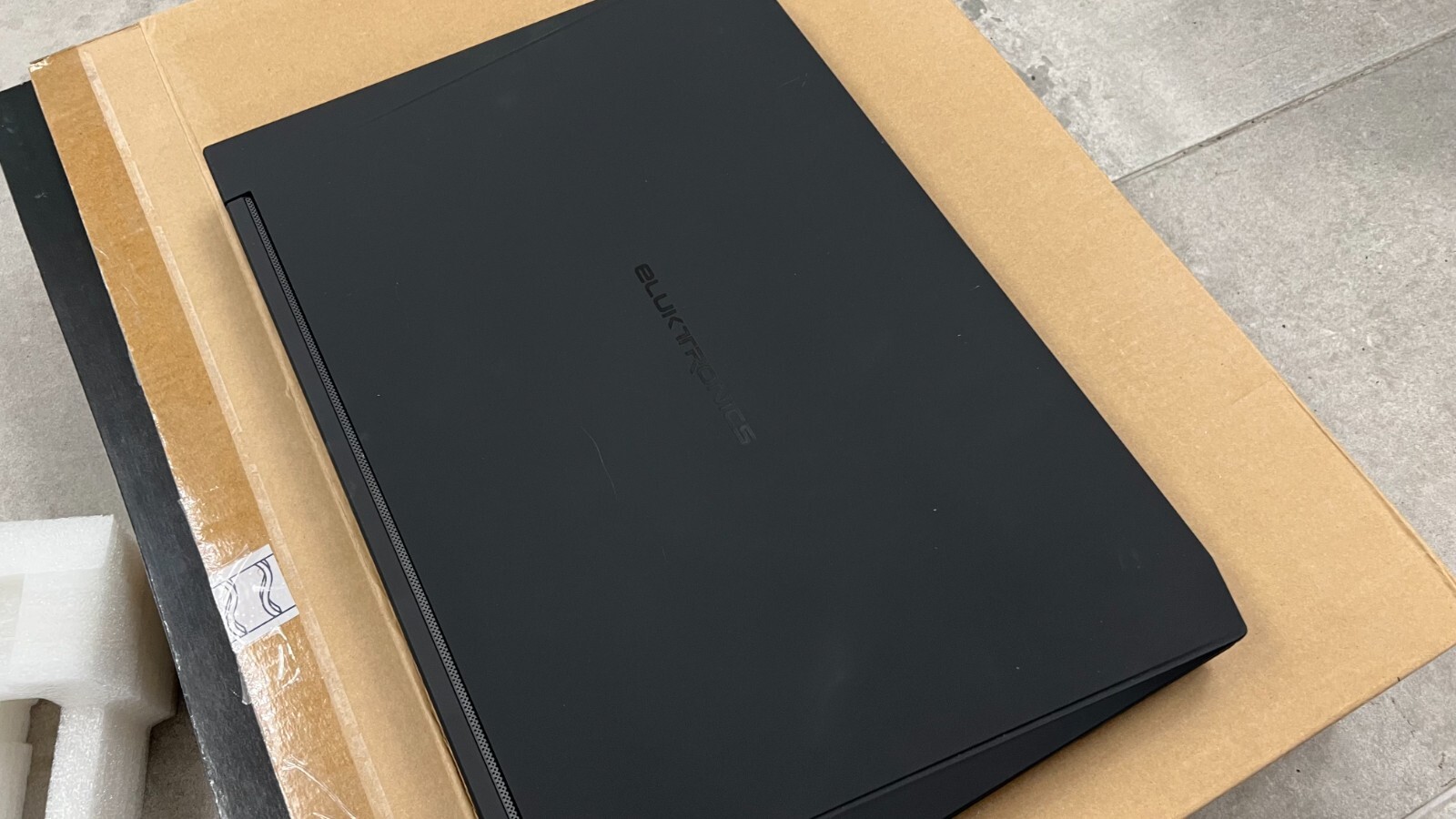 Eluktronics R170RF1 17.3″ Gaming Laptop i7 6700HQ GTX 965m 1080p 75Hz Barebones