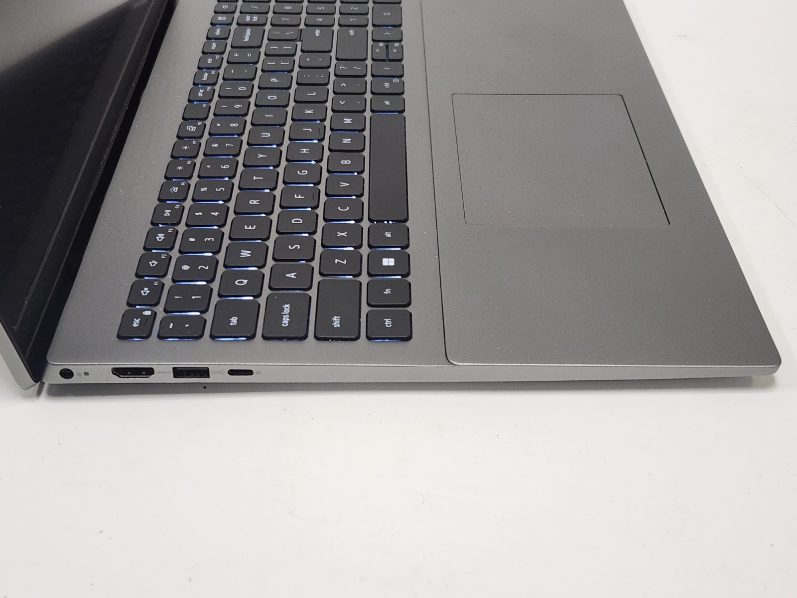 Dell Vostro 5620 Laptop Intel Core i5-1240P 1.7GHz 8GB RAM 256GB SSD W11P + AC