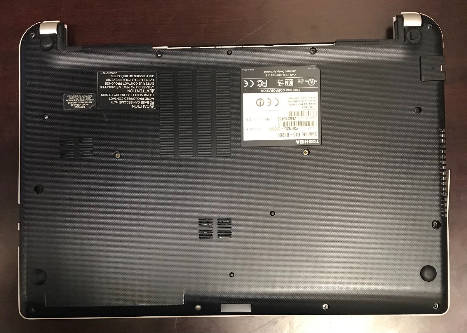 Toshiba Satellite E45-B4200 ( only for parts )