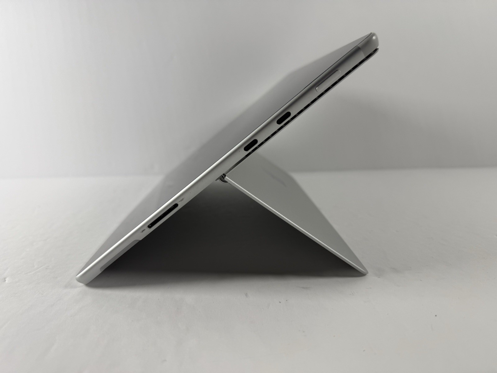 Microsoft Surface Pro 8 (1982) i5-1145G7 – 16GB RAM – 256GB 120Hz – Win 11 Pro
