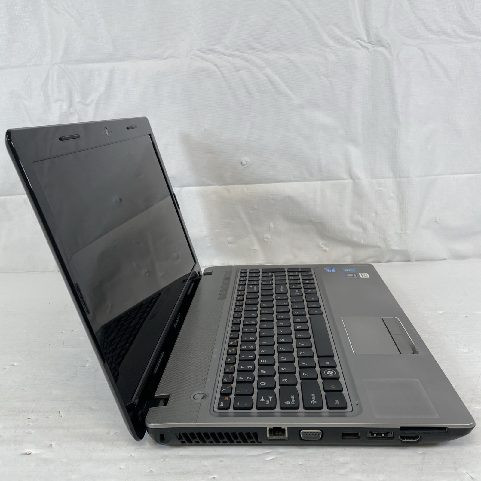 Lenovo IdeaPad Z560 15.6 Notebook Intel i3-380M 2.53GHz 4GB RAM 320GB HDD Win10