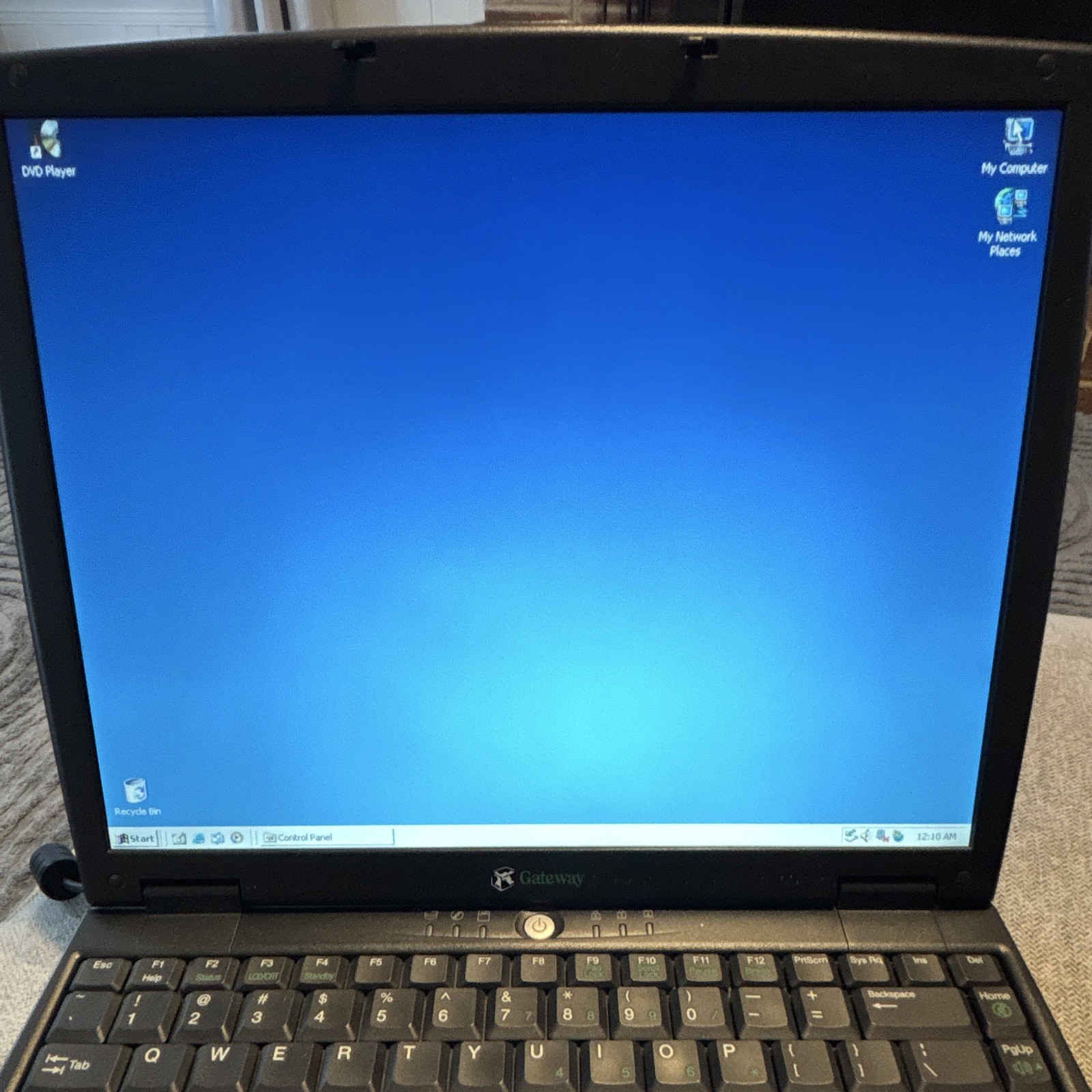 Gateway Solo 5300 14in Laptop Pentium III 1GHz 256MB 20GB HDD Win XP