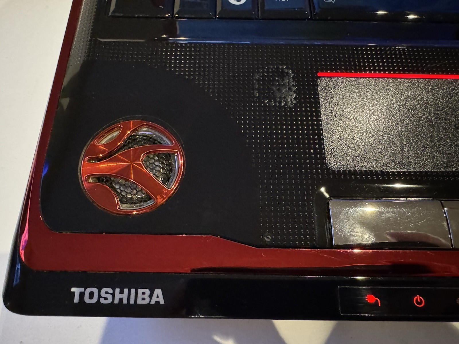 17.1″ TOSHIBA Qosmio X305-Q701 2GHz C2D 8GB 9700M GTS 128GB SSD Gaming Laptop