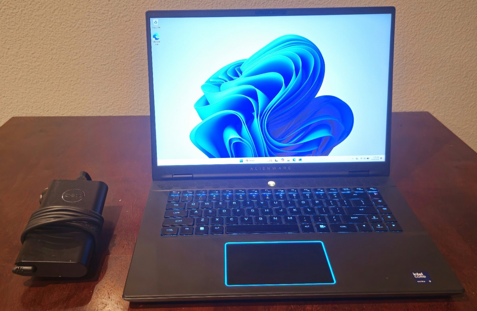 Alienware m16 R2 16″ Core Ultra 9 185H 32GB RTX 4070 1TB SSD W11 Black AC Great