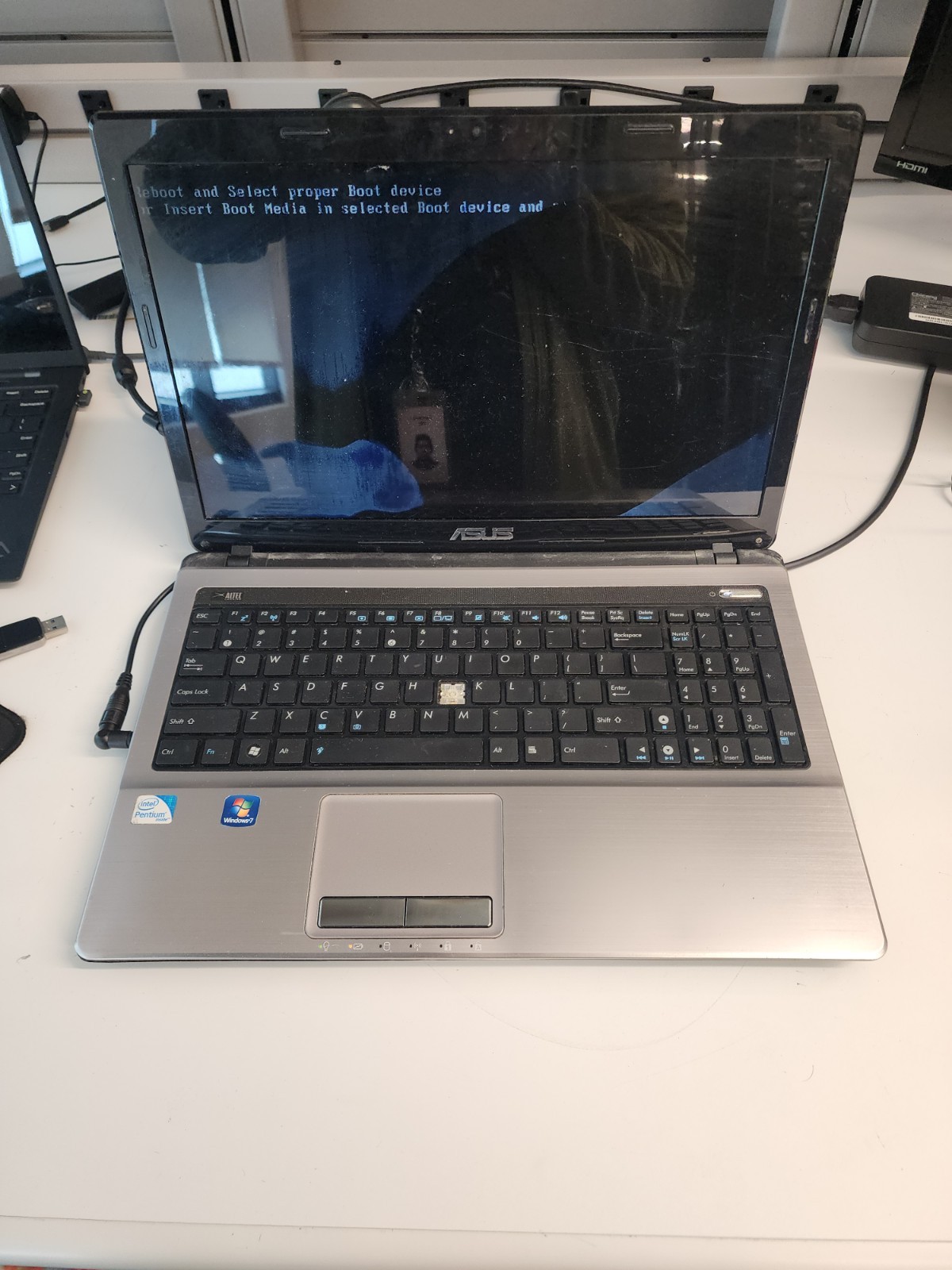 Asus A53E-XN1, Intel Pentium B940 @2.0GHz, 4 GB RAM, No Hdd, Cracked Screen