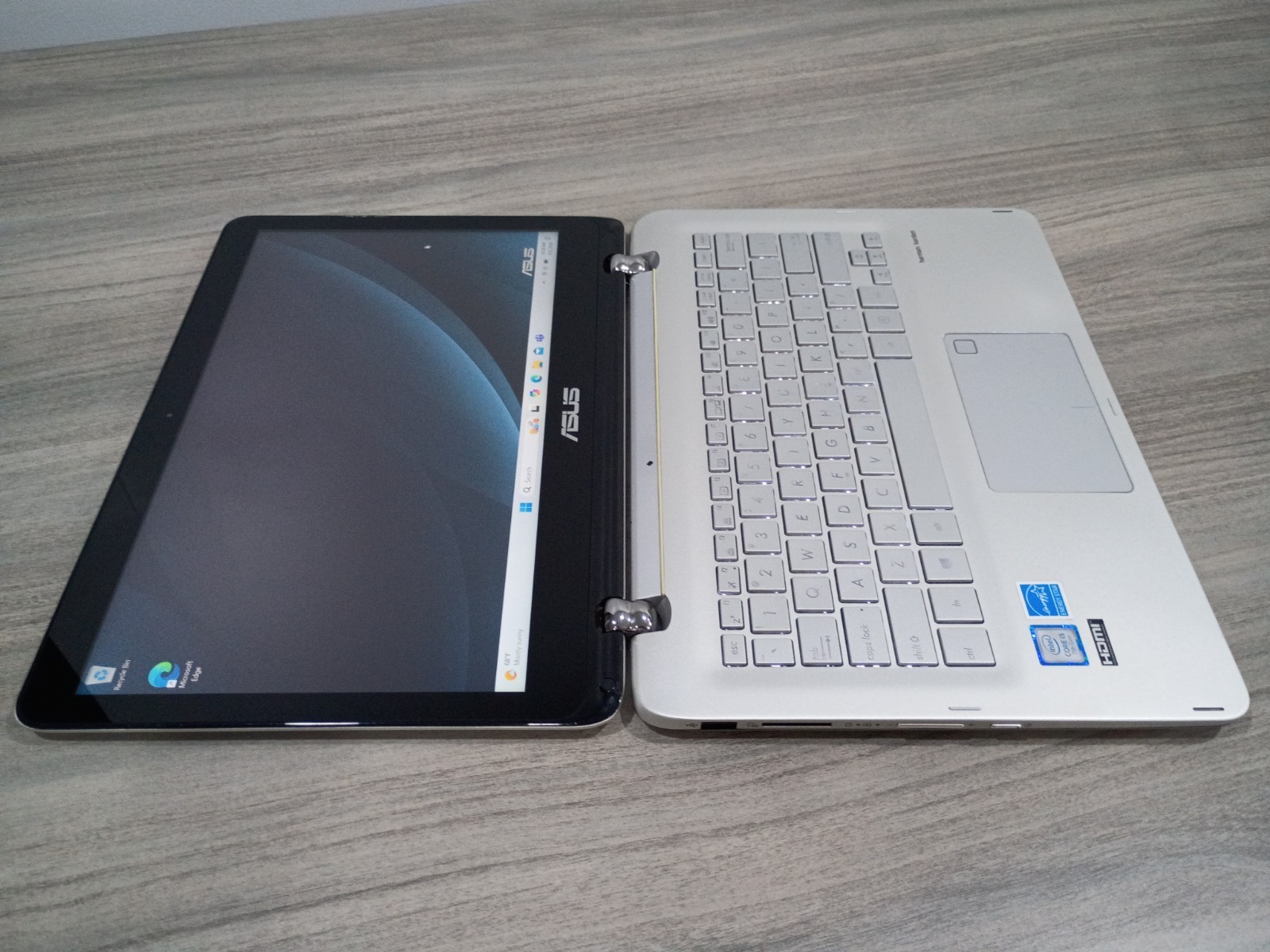 ASUS Q304UA 13.3″ Transformer Flip Core i5 256GB SSD Full HD Backlit Keys Win11