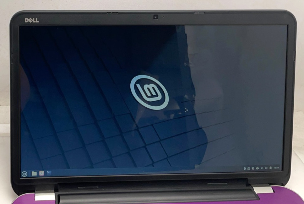 Dell Inspiron 17R 5721 17.3″HD+ i5-3337U 8gb Ram 250gb SSD Linux DVD/RW