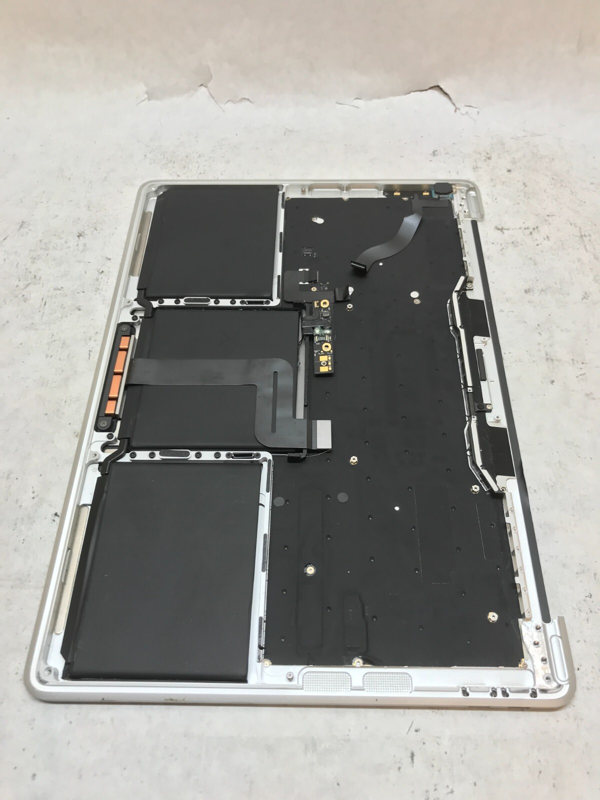 Apple MacBook Pro Touch/201 A1989 Palmrest NO MOTHERBOARD For Parts/Repair – -DW