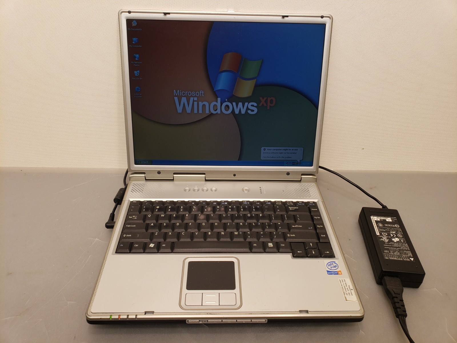 Vintage Asus Spartan A2500H Pentium 4, 2.66 15″ Notebook Laptop 512MB 30GB WinXP
