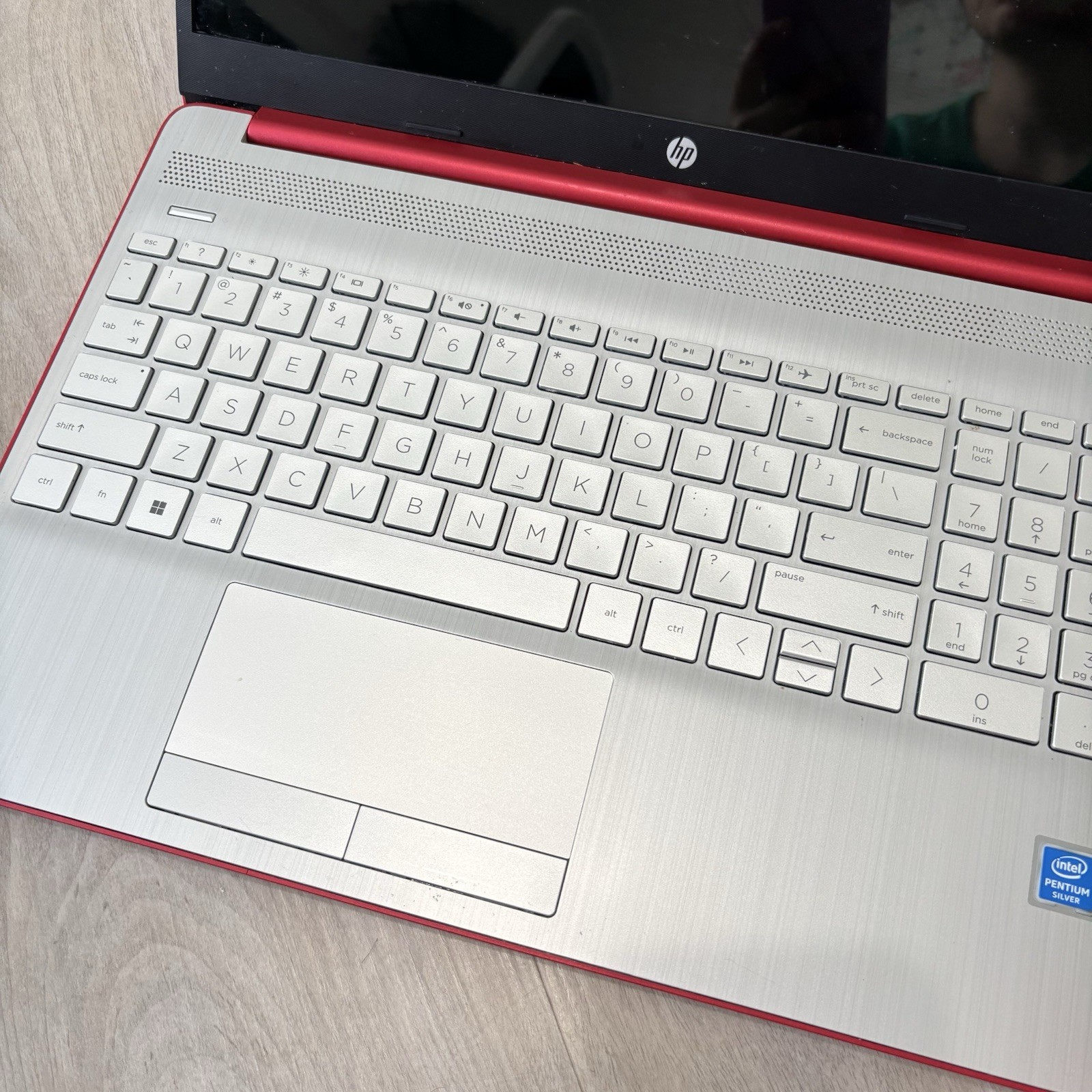 HP 15-FD0083WM Laptop 15.6″ Red, Intel Pentium N200