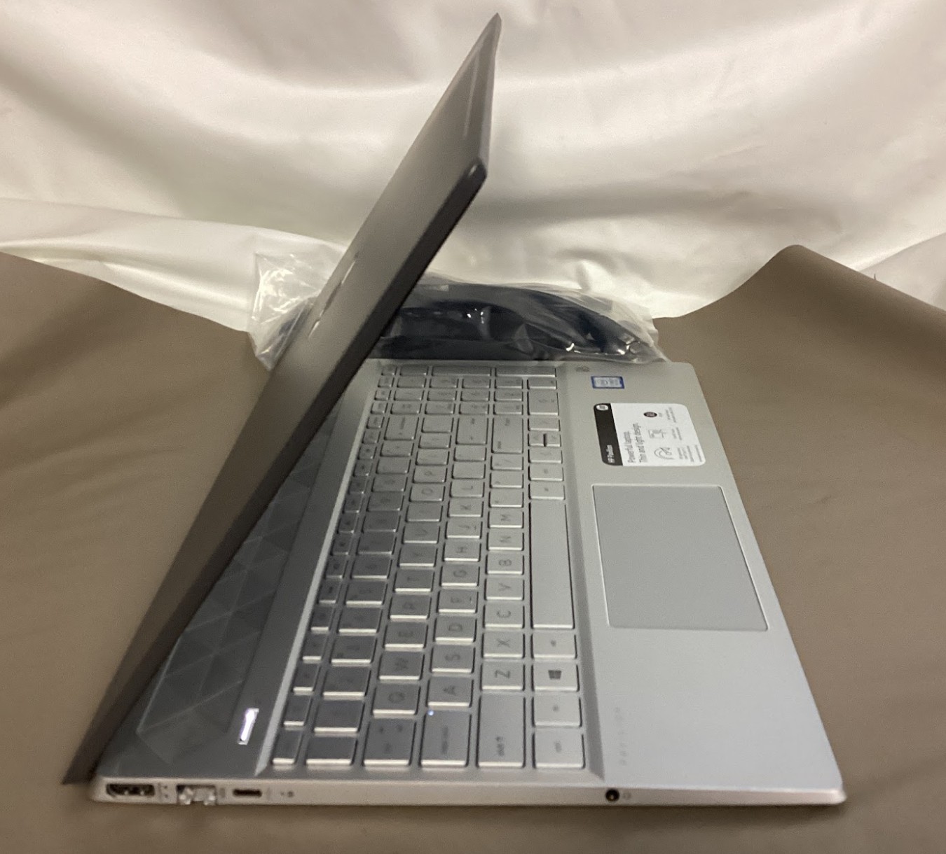 HP 2019 Pavilion Flagship 15.6″ Full HD IPS Touchscreen Laptop, Intel i7-8550U