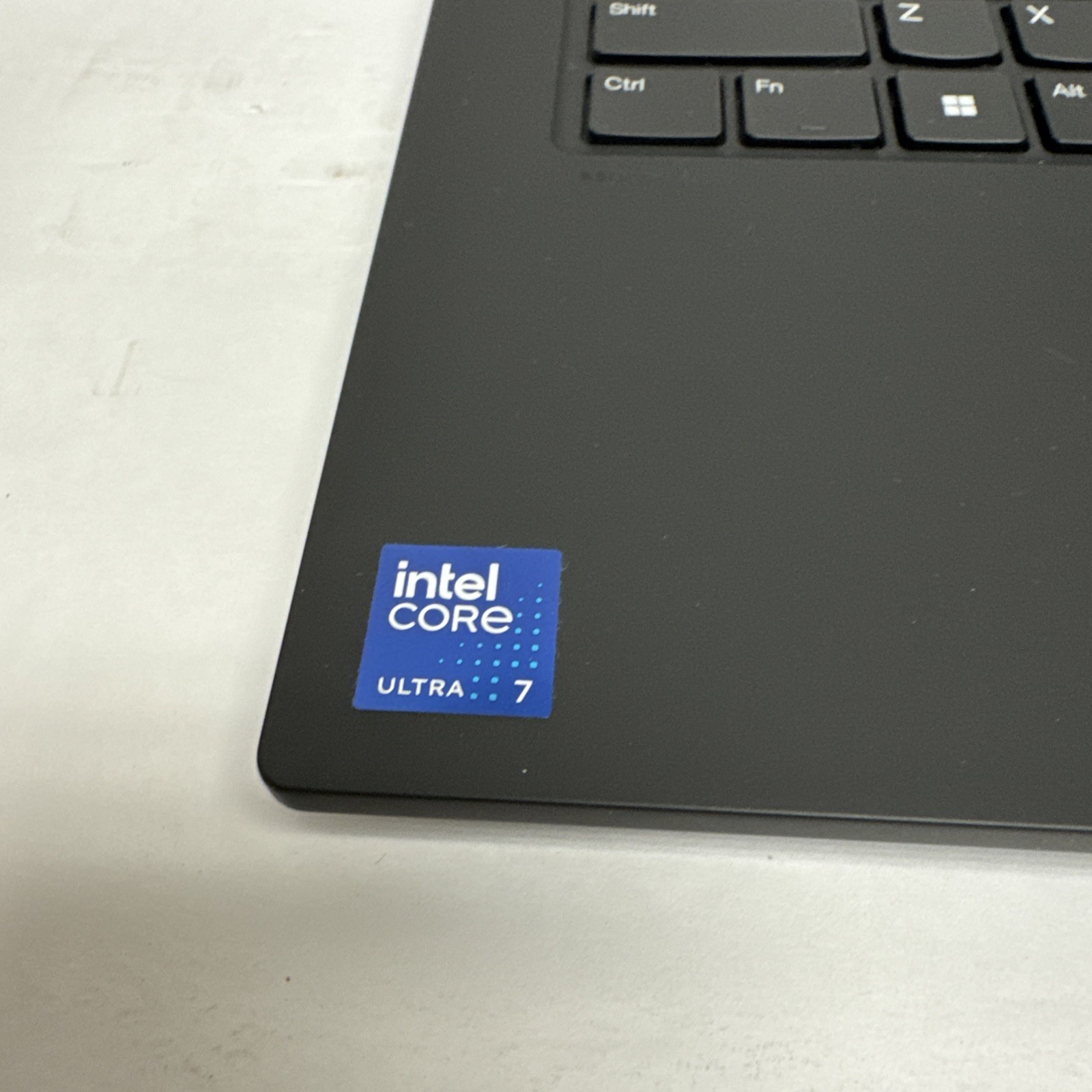 Lenovo ThinkPad P14s Gen 5 – Intel Ultra 7 165H – 32GB RAM – 1TB SSD