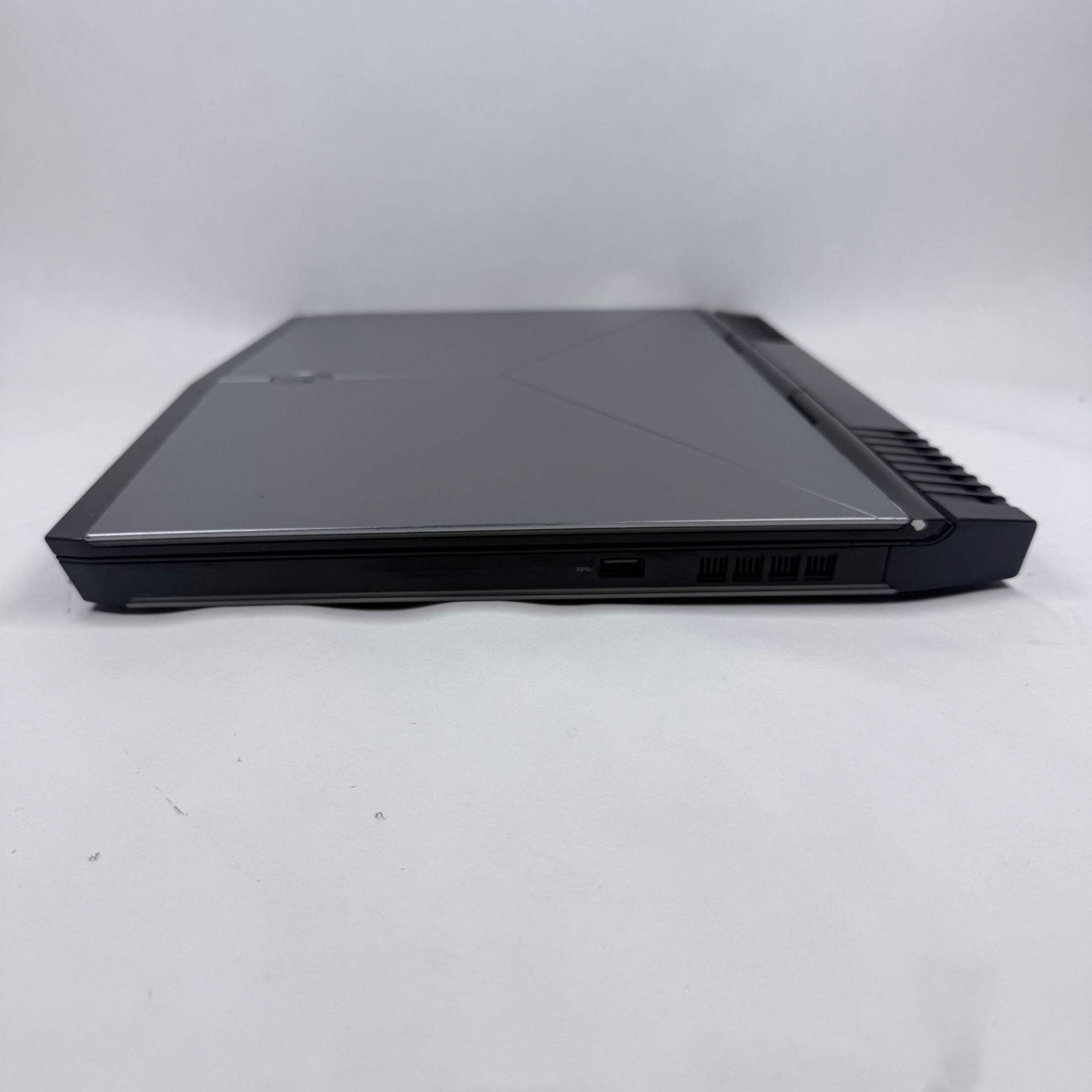 Alienware P69F 15.6″ i7-7700HQ 2.8GHz 16GB RAM 512GB SSD GeForce GTX 1070