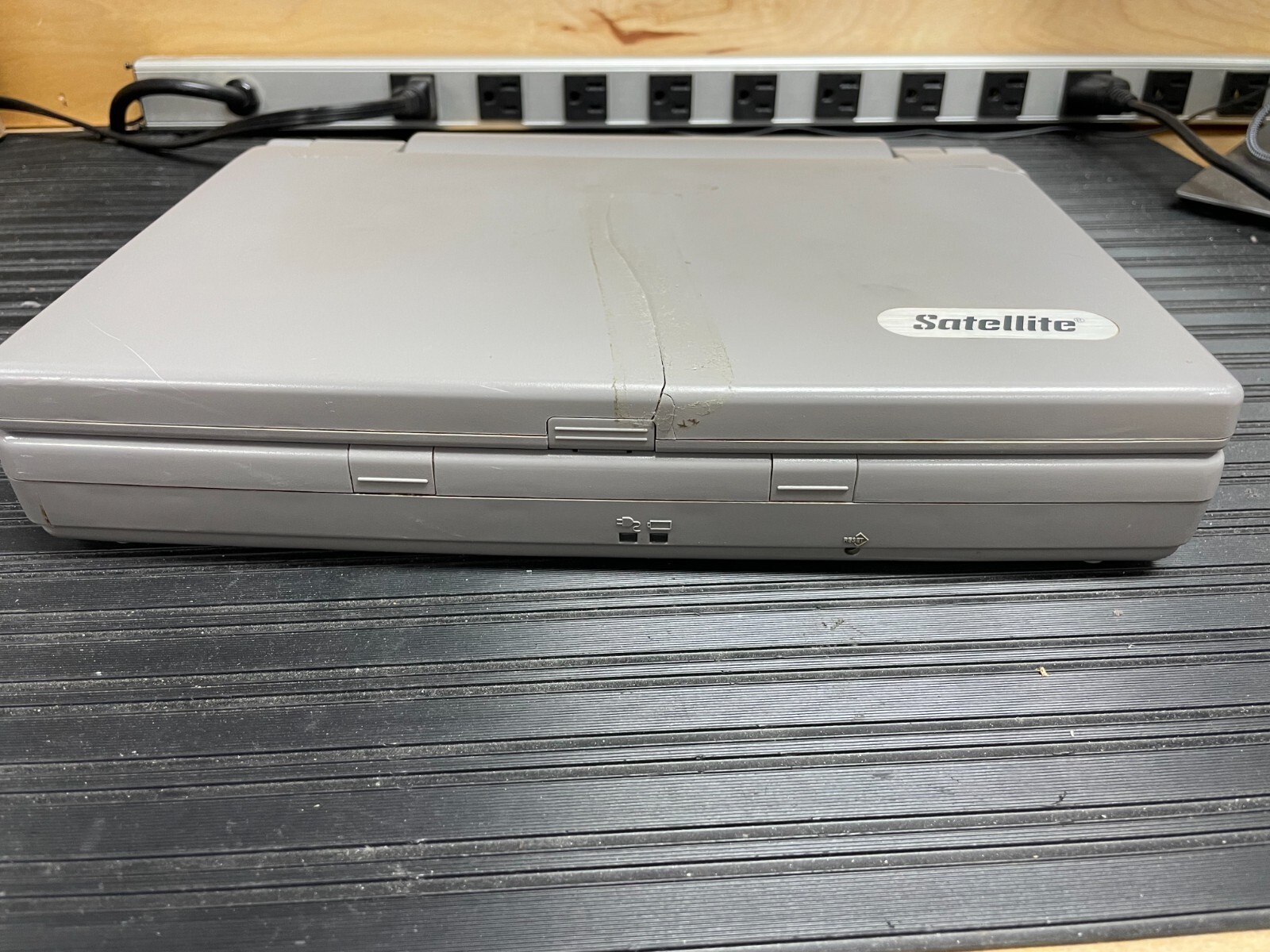 VINTAGE Toshiba Satellite T2130CS 10.4″ display Intel 16MB Ram, For Parts AS IS