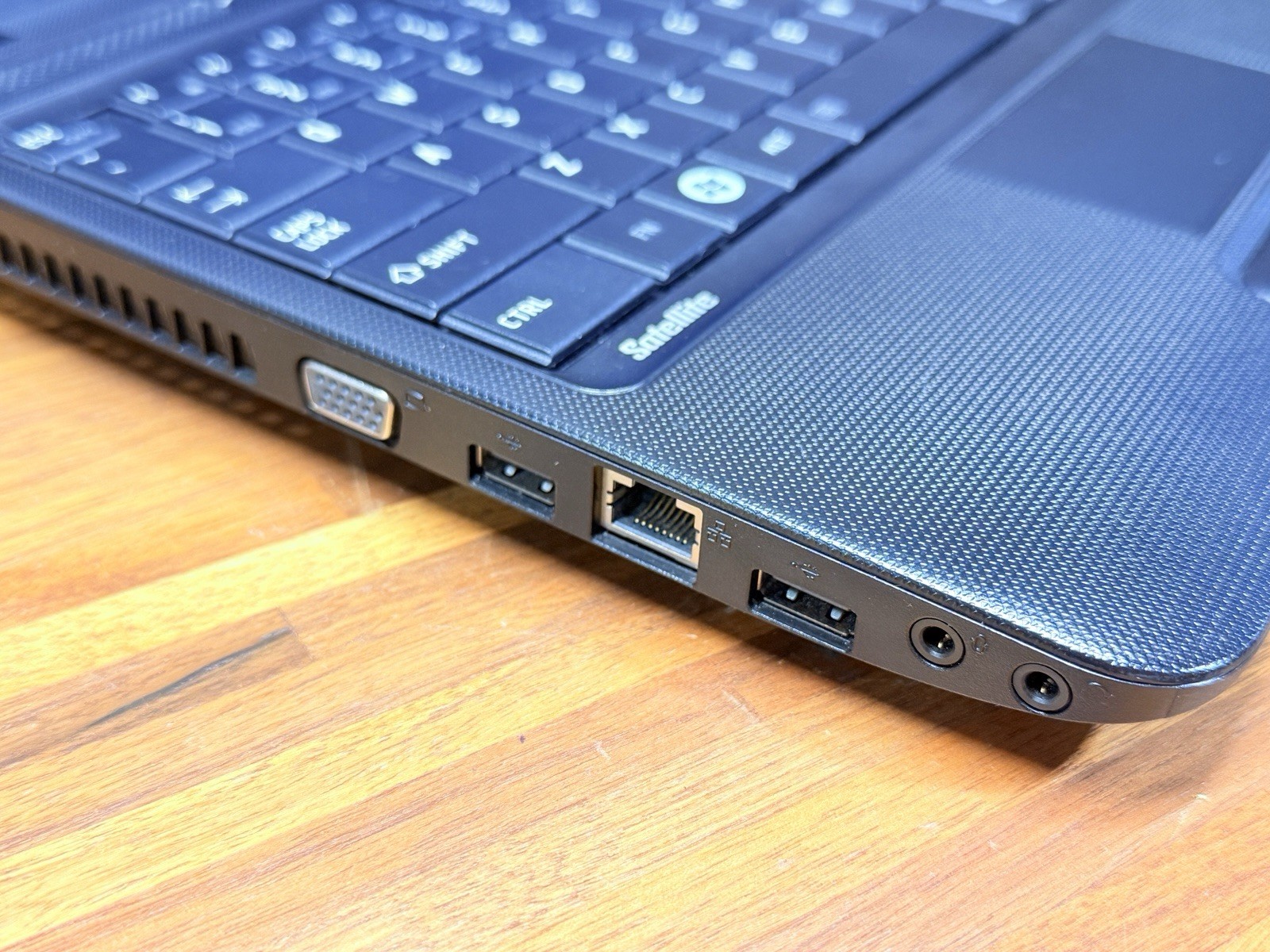 Toshiba Satellite C655D-S5401 AMD V120 2GB 250GB Windows 7 Ultimate Laptop Works