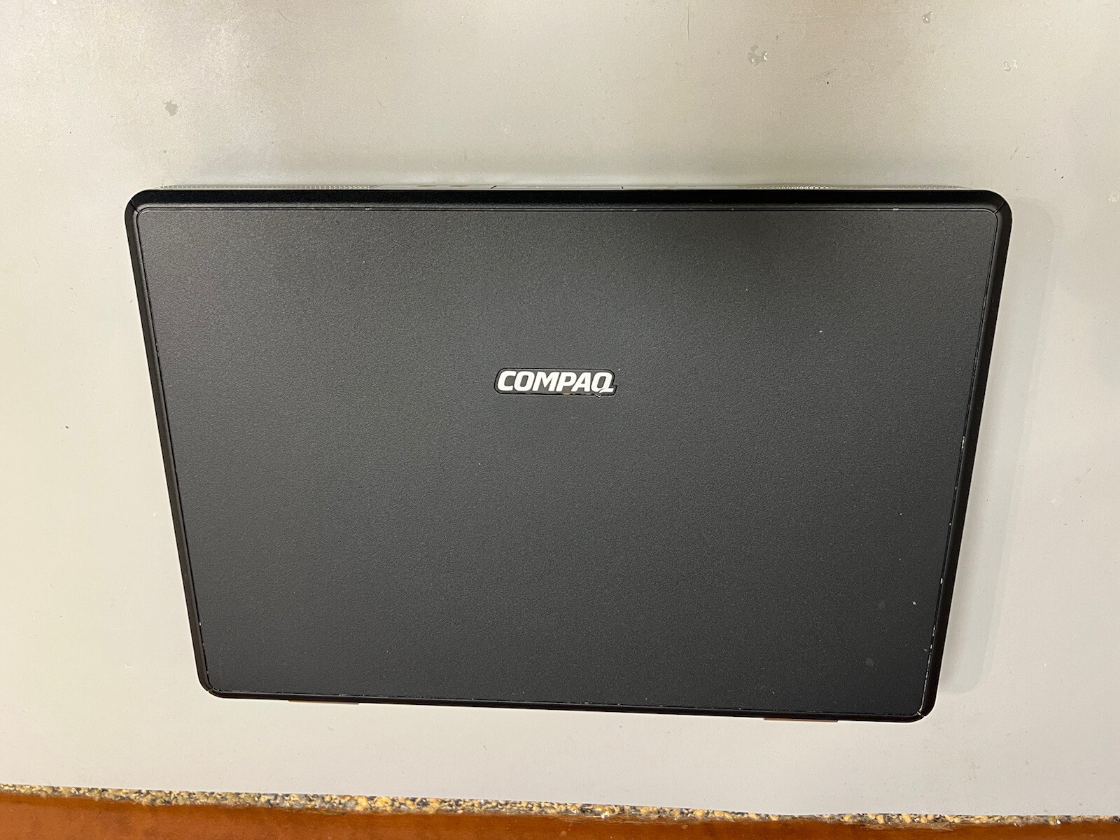 Compaq PRESARIO V2000 1.80GHz Mobile AMD Sempron 512MB RAM 0GB HDD
