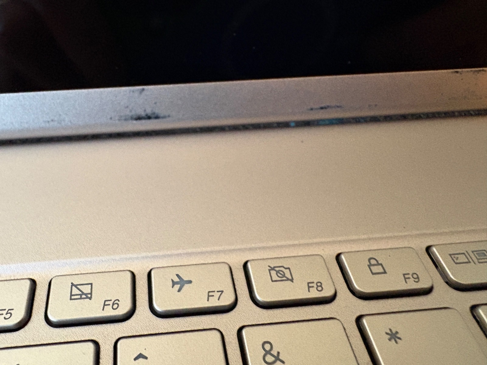 Lenovo Yoga C740 2-1 Touchscreen i7 10th Gen/12gigs/ 512SSD—–cosmetic