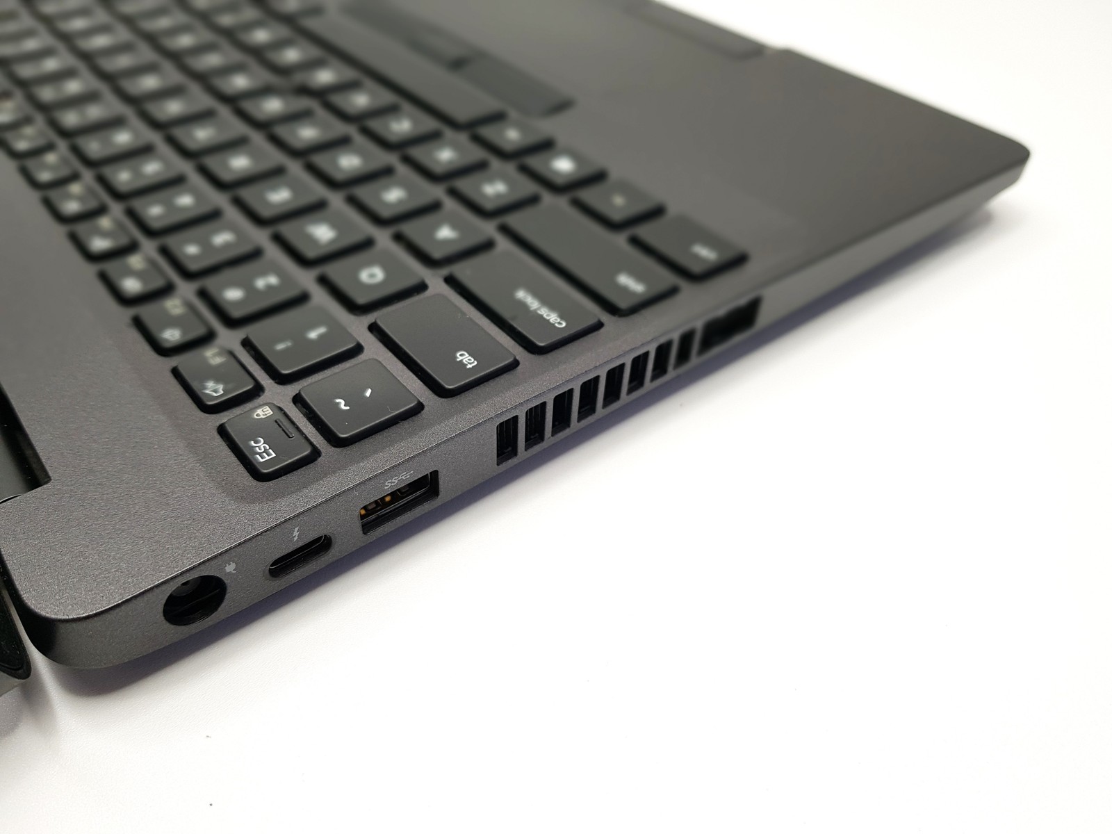 Dell Precision 3541 15.6″ FHD i7-9850H 16GB RAM 256GB SSD nVIDIA P620 W 11 Pro
