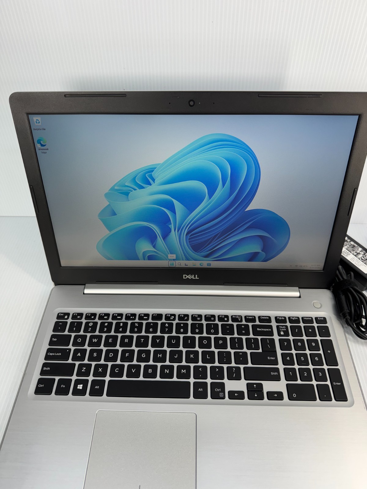 Dell Inspiron 5570 i5-8250U 15.6″ Windows 11 Laptop 256GB SSD 16GB *SEE PICS