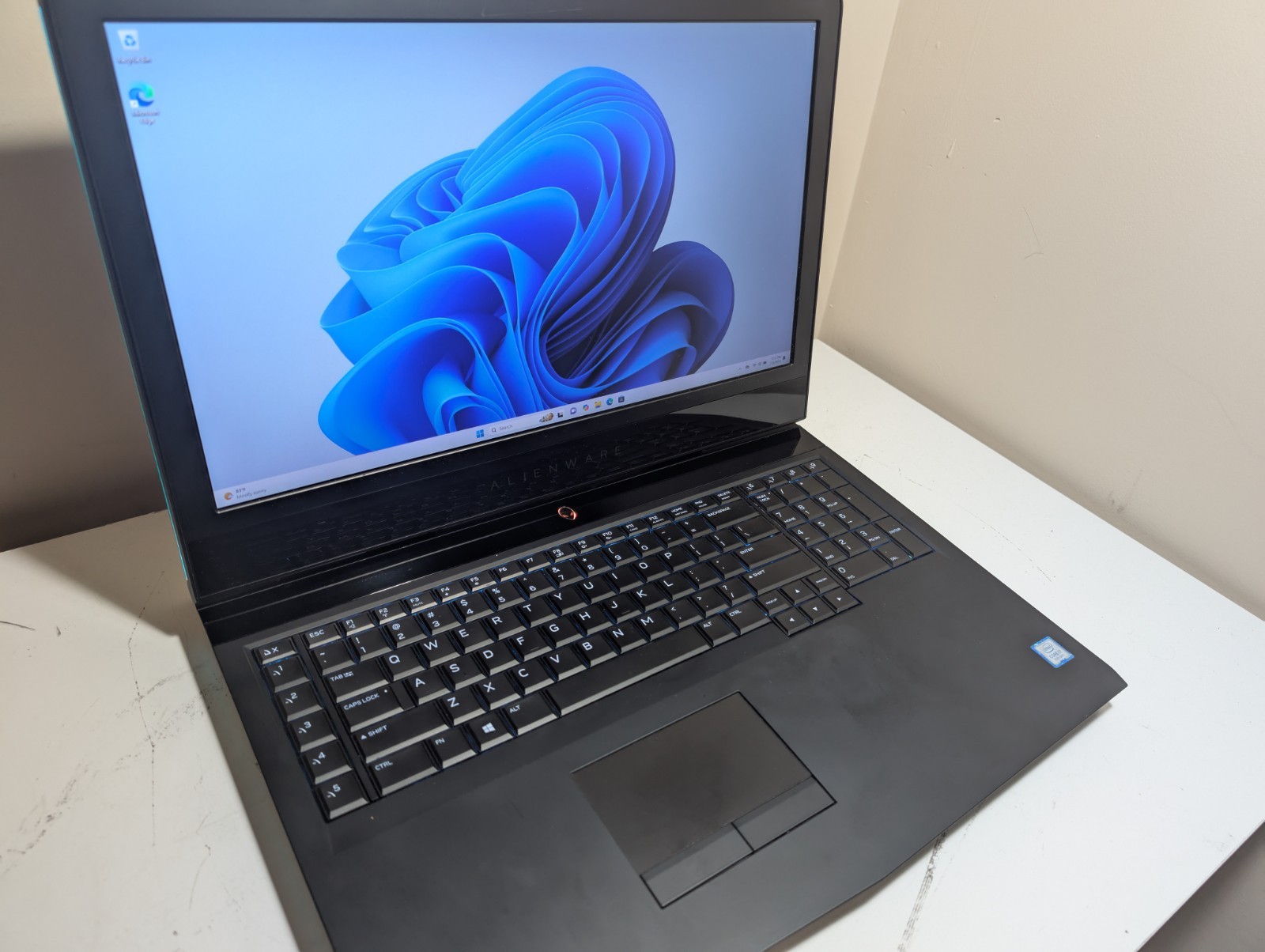 Alienware 17 R5 i7-8750HQ 2.2GHz 32GB RAM 256GB SSD Nvidia GeForce GTX 1070