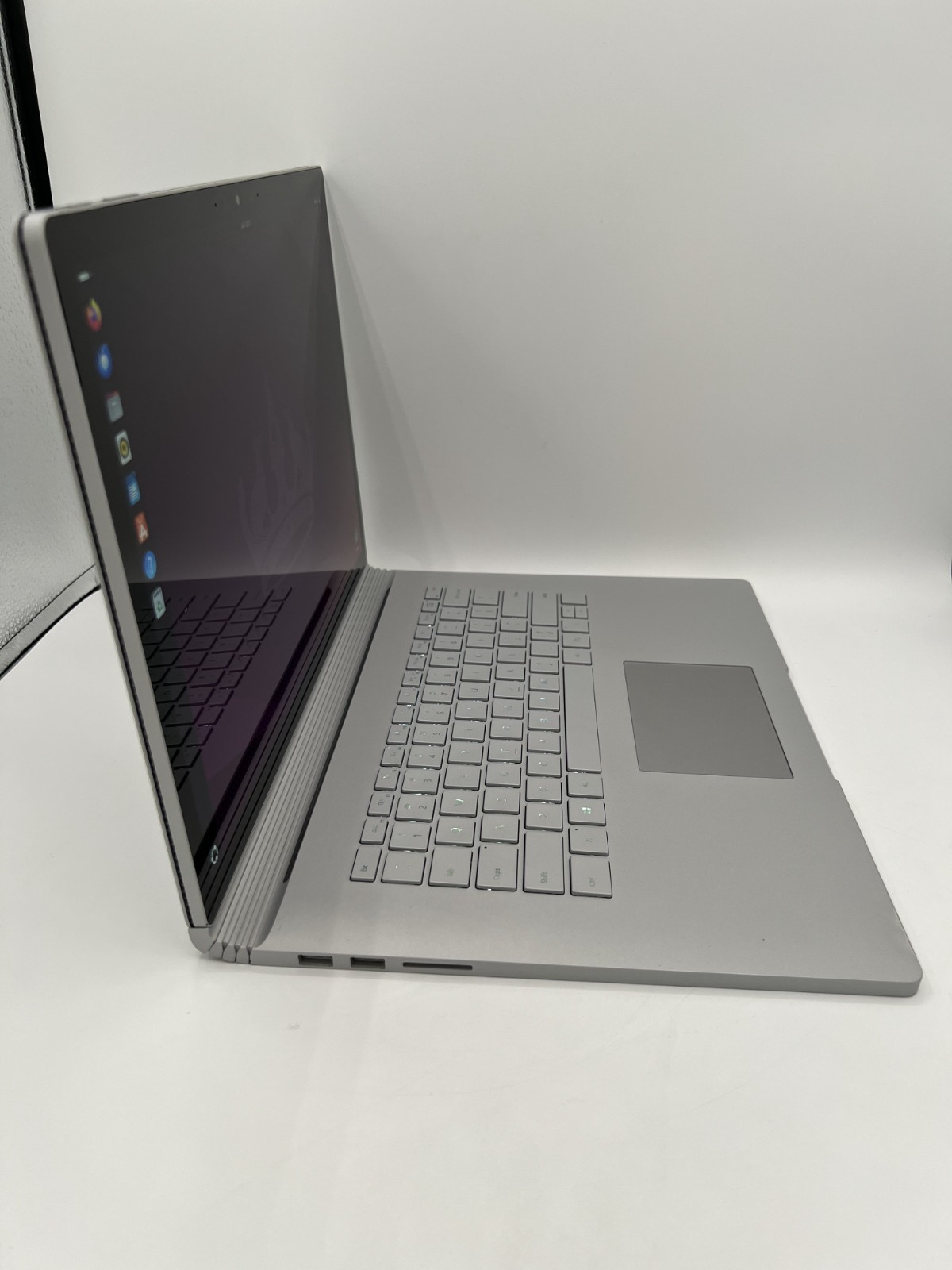 Microsoft Surface Book 3 15″ i7-1065G7 16GB 256GB SSD Ubuntu LTS 24.04