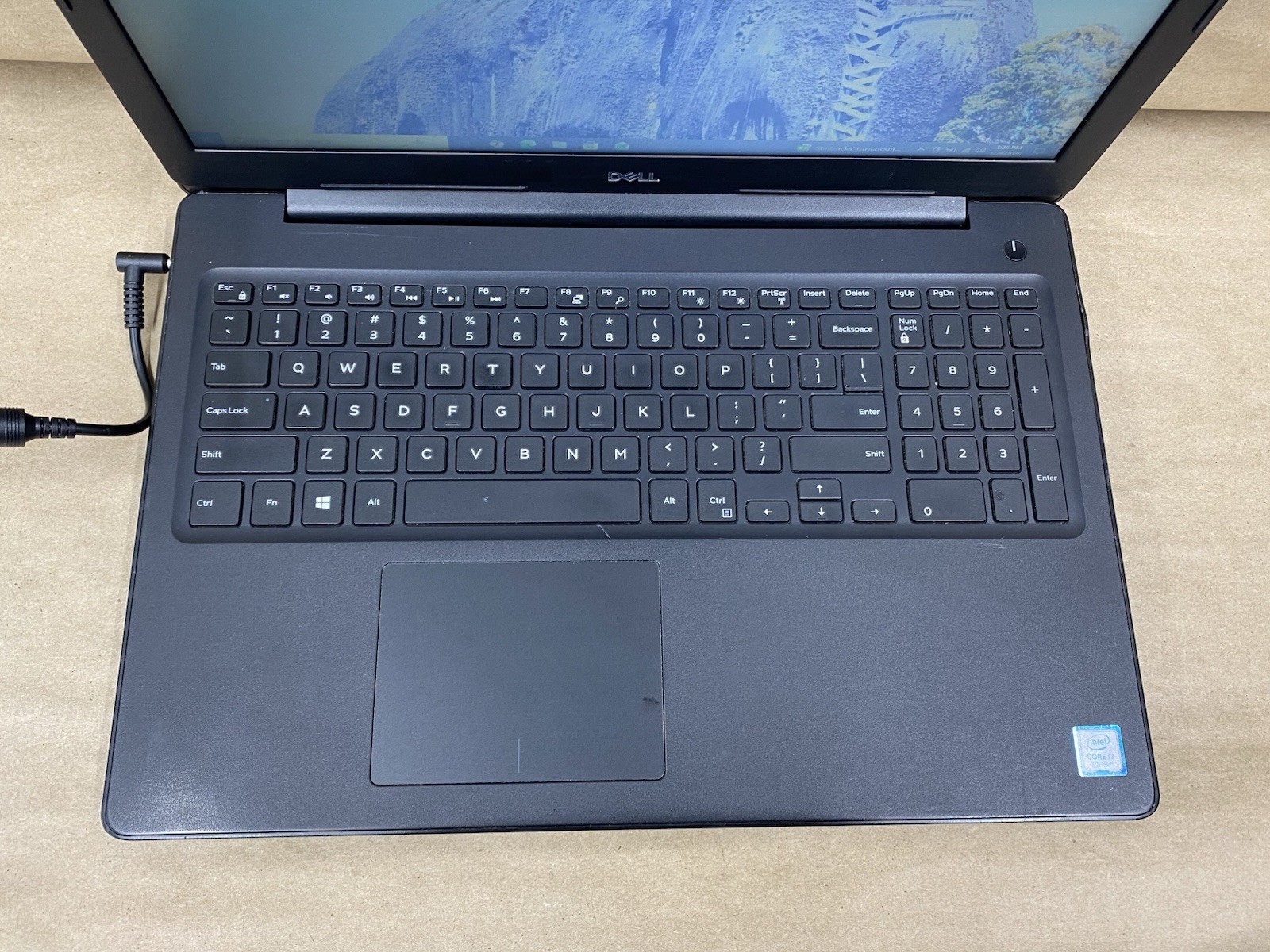 Dell Latitude 3590 – 15.5″ 1366×768 – i3-7130U – 8GB – 128GB SSD – Win 10 READ