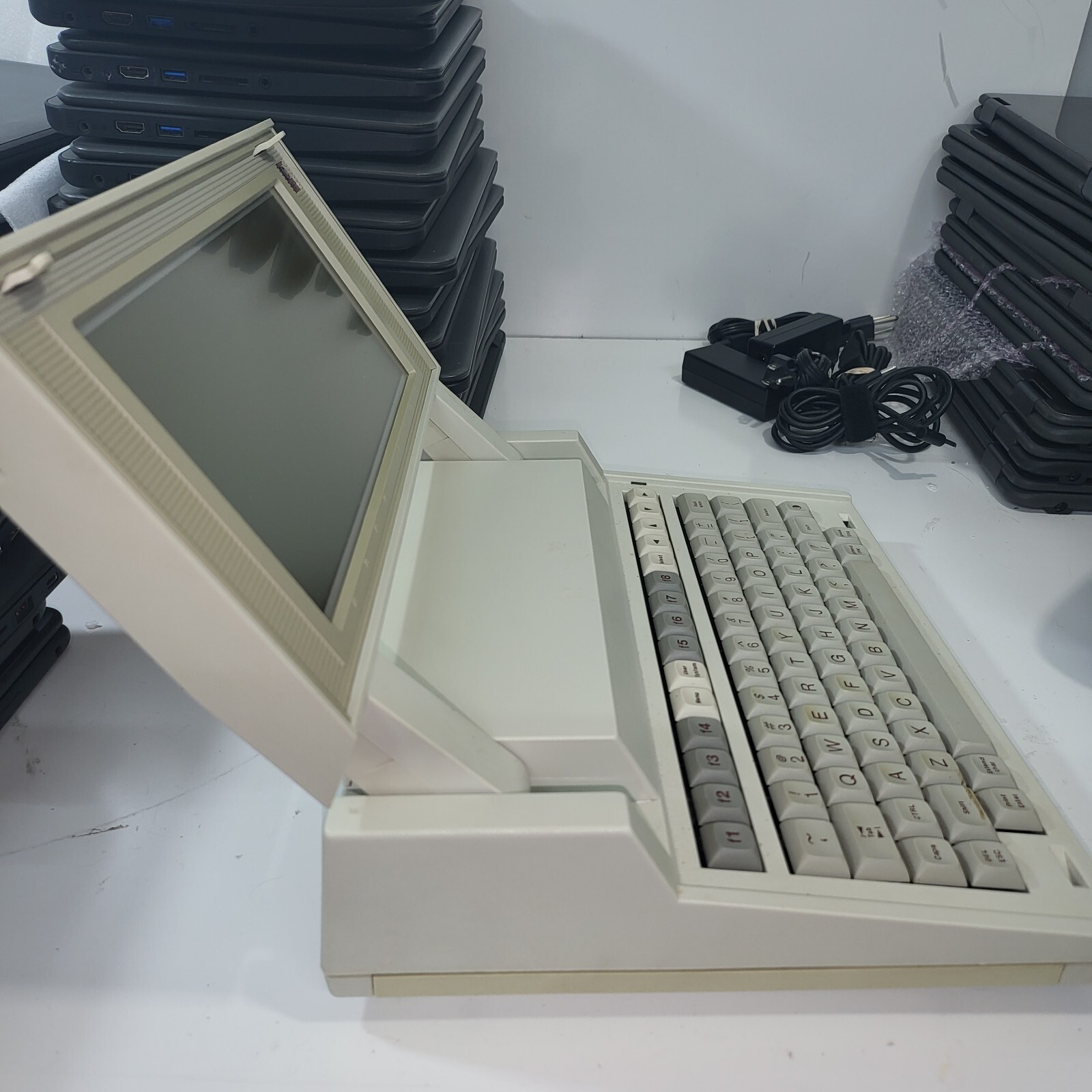 Hewlett-Packard 82983A Portabke Plus Modem 1986 Collectable Laptop
