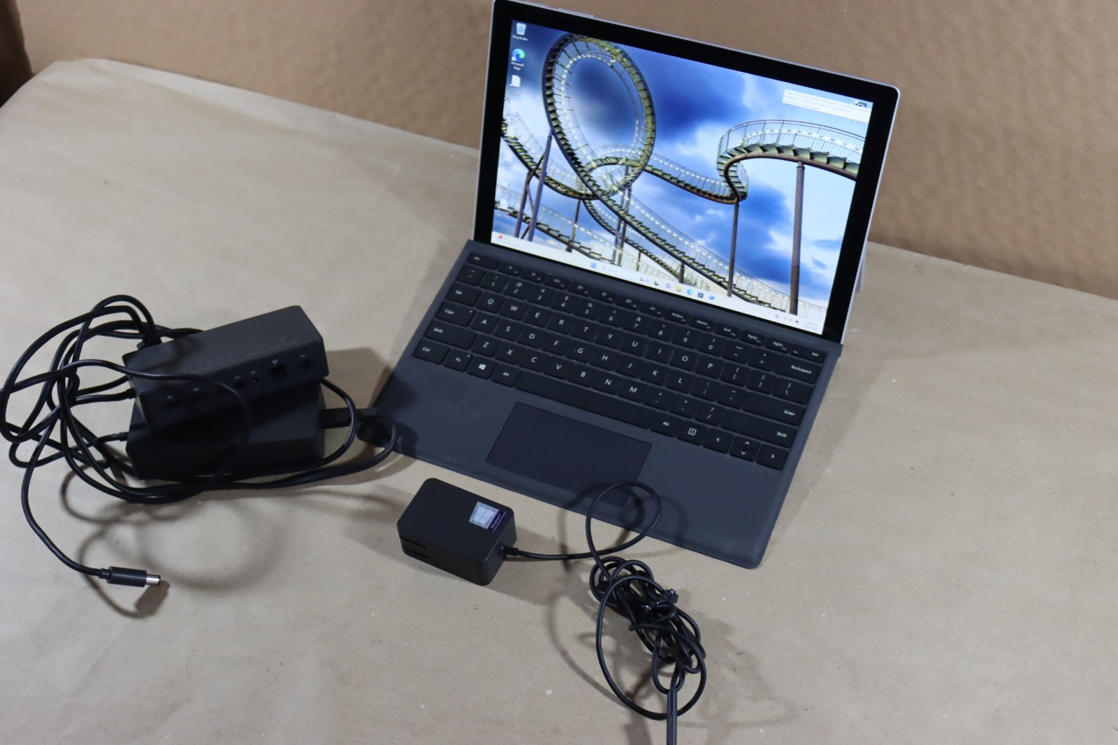 Microsoft Surface Pro 5 i5-7300U 8GB RAM 256GB Wi-Fi + Cellular / LTE