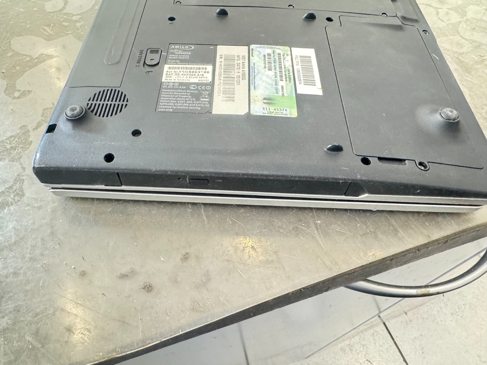 Fujitsu Siemens Amilo A1650G Model: M52174 Vintage Laptop + Power Supply