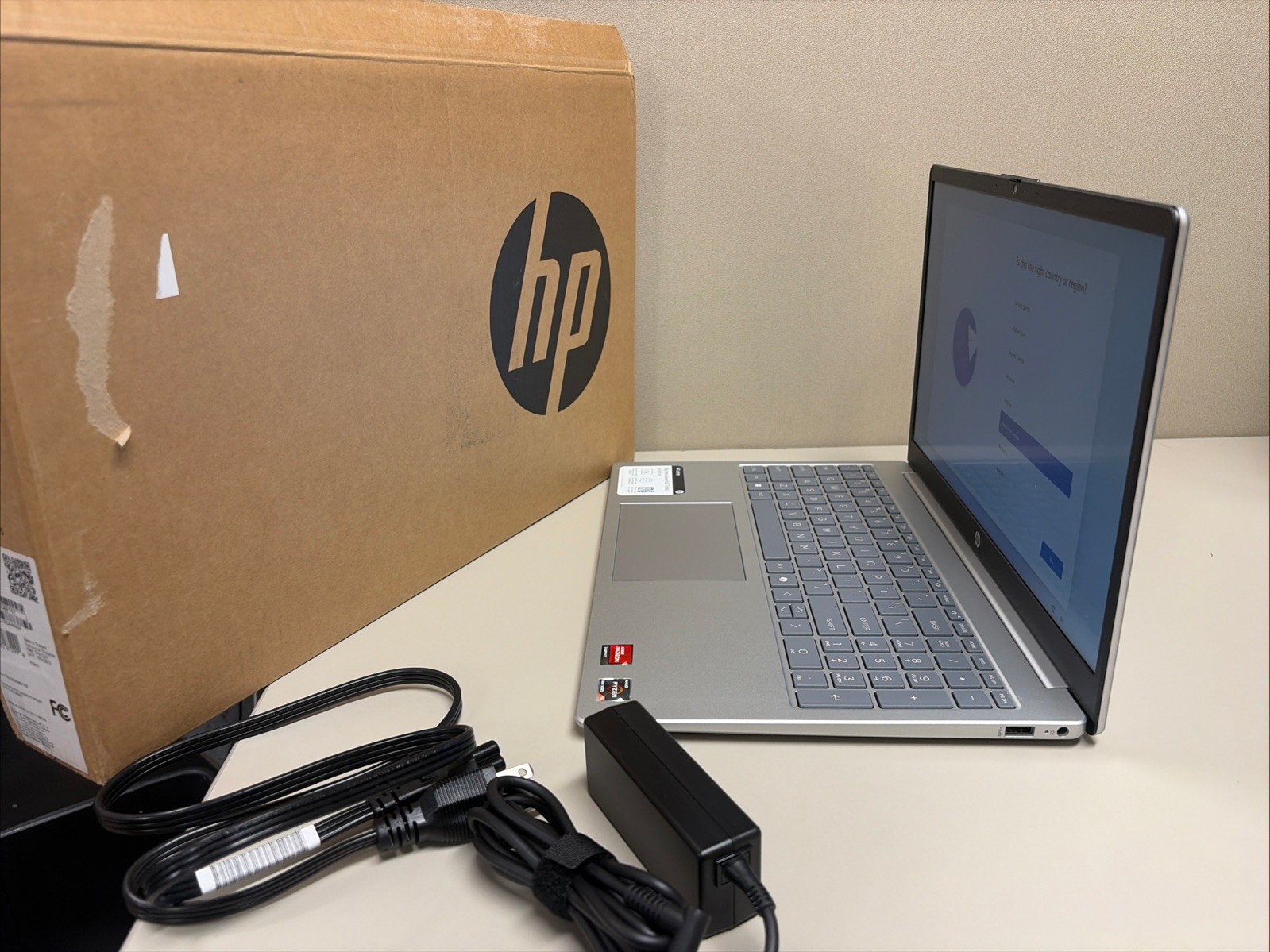 HP – 15.6″ Full HD Touch-Screen Laptop – AMD Ryzen 5 7520U 8GB Memory (Open Box)