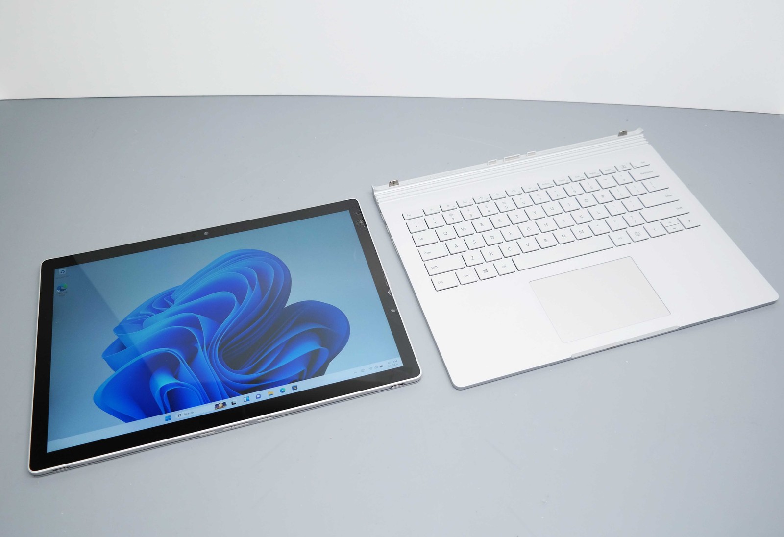 Microsoft Surface Book 2 13.5″ Intel Core i5 8GB 256GB – Silver ISSUE