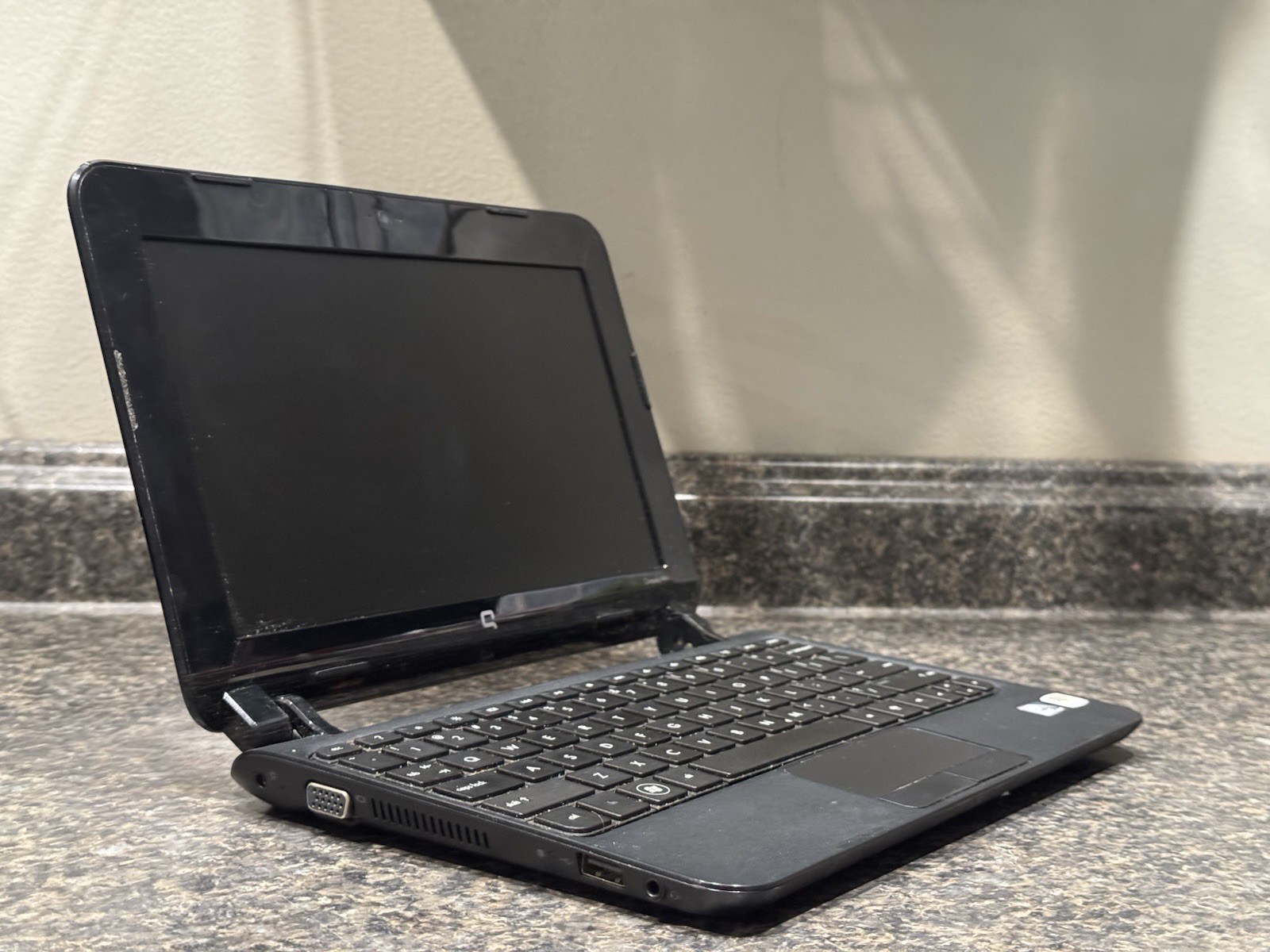 HP Compaq Mini CQ10-600 Netbook Intel Atom 1.66GHz 1gb RAM 320gb HDD Windows 7
