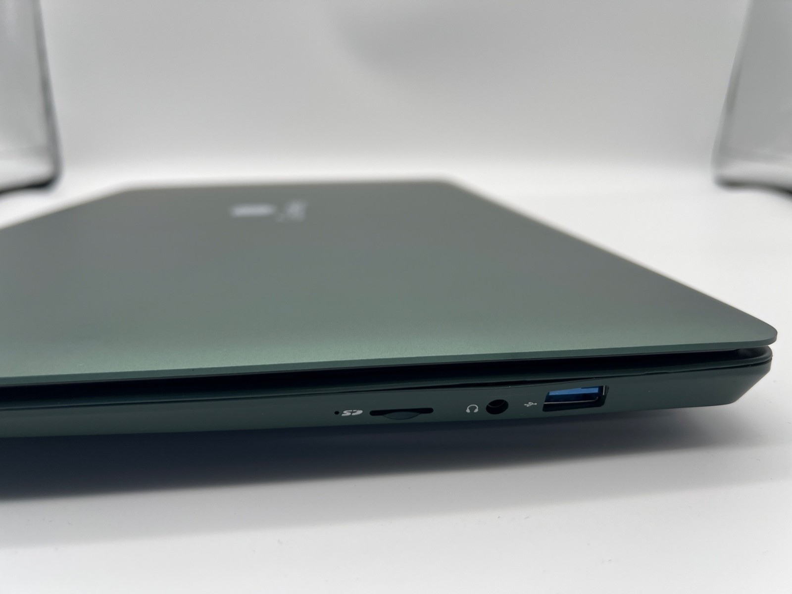 15.6” Gateway gwtn156-1gr Green 15.6 Intel Core i5-1035G1 16GB RAM 256GB SSD