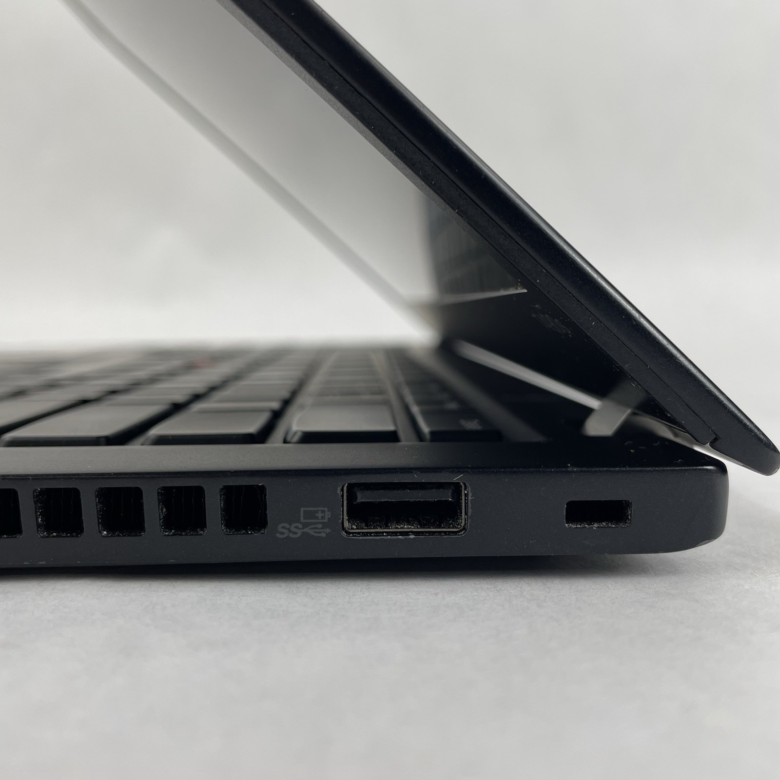 Lenovo ThinkPad T490s 14″ i5-8365U 1.60 GHz 8 GB RAM No SSD/OS/AC – Logo