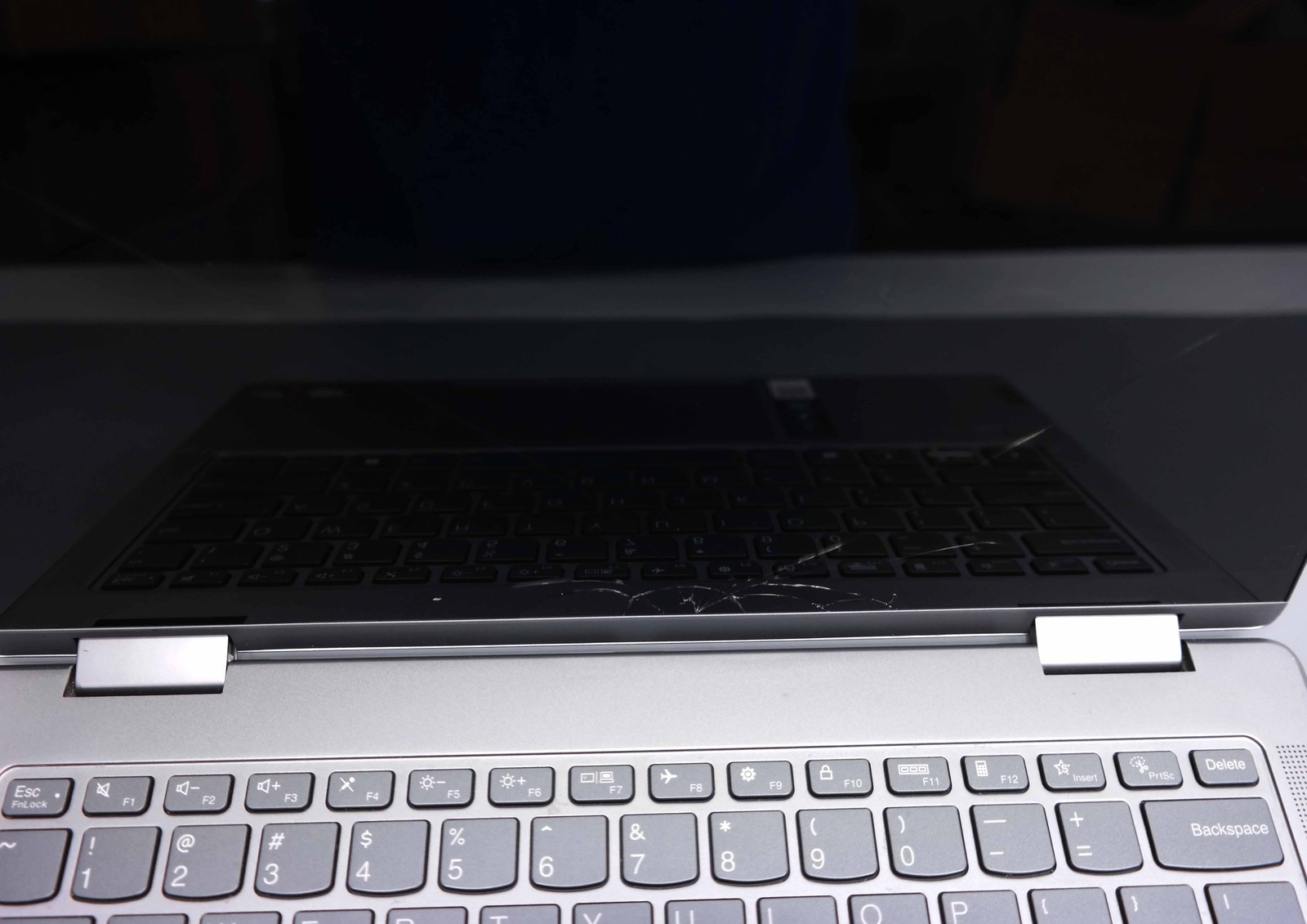 Lenovo Yoga 7 2-in-1 16″ Ryzen 7 8840HS 16GB 1TB Arctic Grey ISSUE