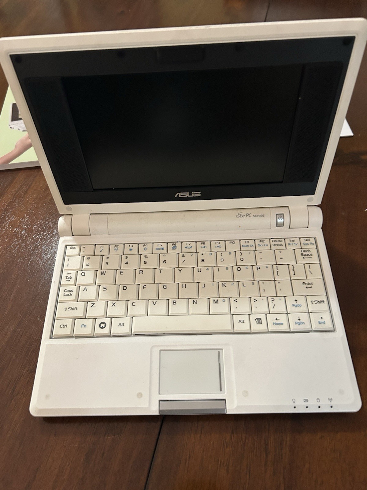 ASUS Eee PC 7in Netbook White Win XP 512MB 4GB SSD Celeron Box Charger