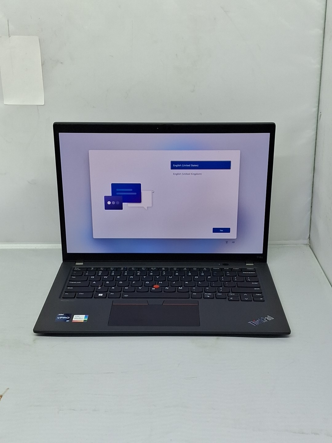 Lenovo ThinkPad T14s Gen 3 – i7-1270P – 16GB, 512GB, Windows 11 – tiny scratch