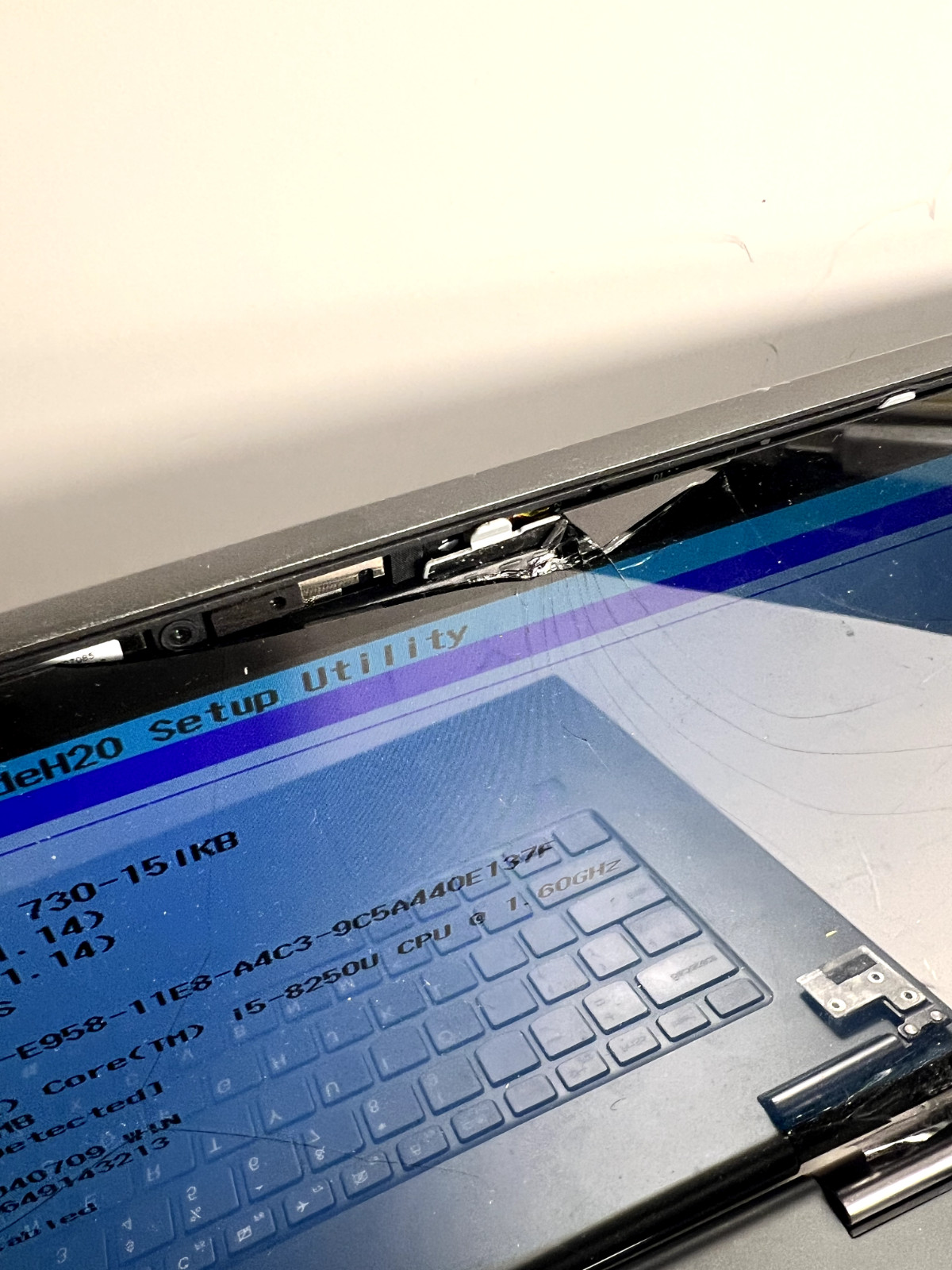 Lenovo Yoga 730-15IKB 15.6″ 2 in 1 i5-8250U 1.60 GHz 16GB No SSD As-Is *Cracked*