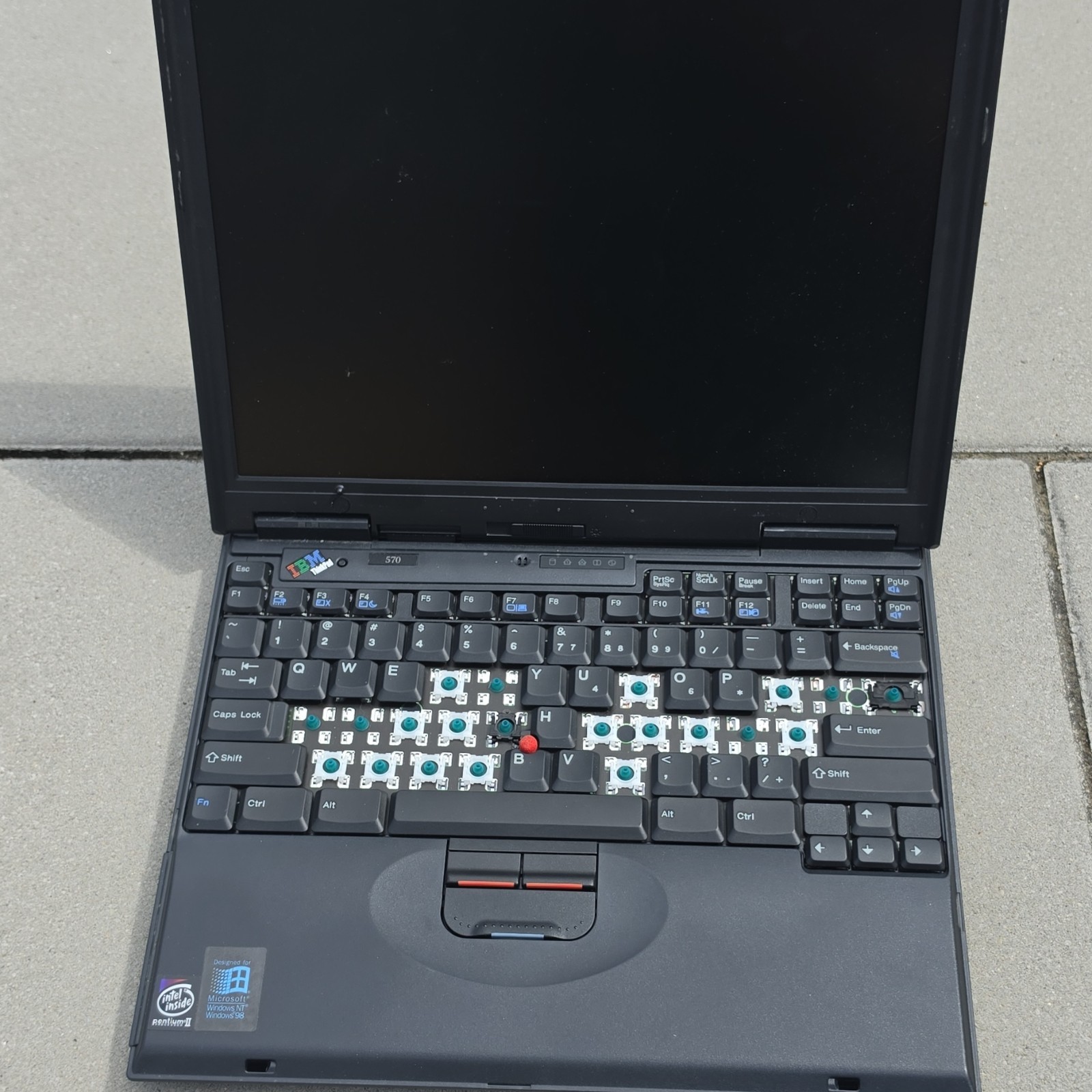IBM ThinkPad 570 10.4″ Laptop Pentium II 333MHz 64MB Win98 missing keycaps