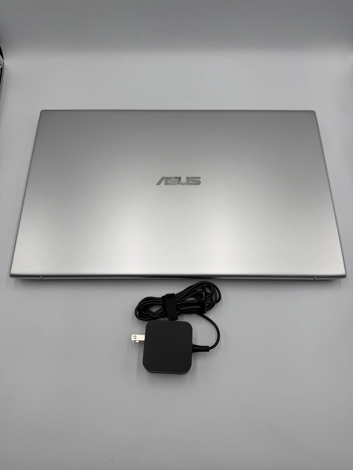 ASUS VivoBook 17 X712J 17.3″ Laptop i5-1035G1 12GB RAM 1TB Win 11 Charger