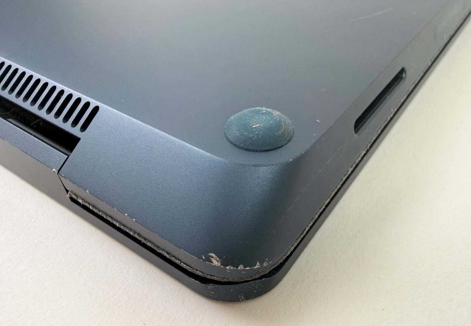 Microsoft Surface Laptop 2 1769 13.5″ NON-Touch i5-8250U 8GB 256GB W11H – Issues