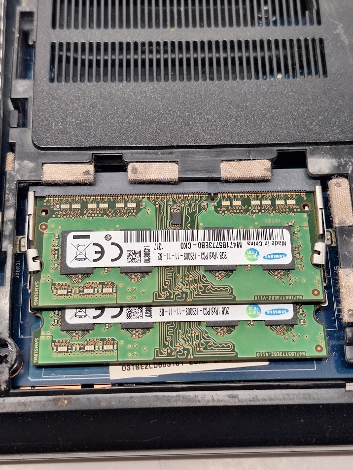 Samsung NP355V5C Laptop 750 GB HDD 4GB Ram for Parts/Repair